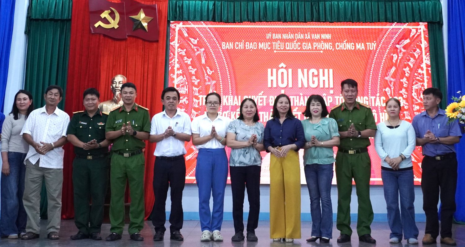 Ra mắt Tổ công tác 483 xã Vạn Ninh.