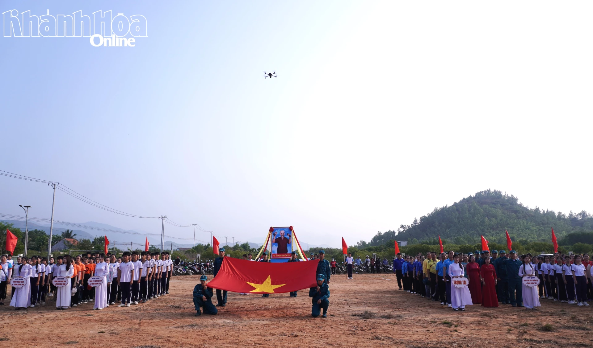 Nghi thức chào cờ tại lễ khai mạc.