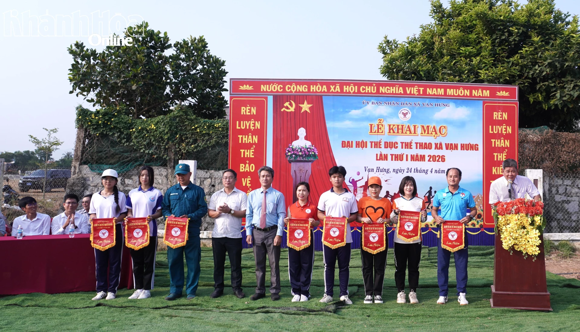 Lãnh đạo xã Vạn Hưng tặng cờ lưu niệm cho các đội tham gia đại hội.