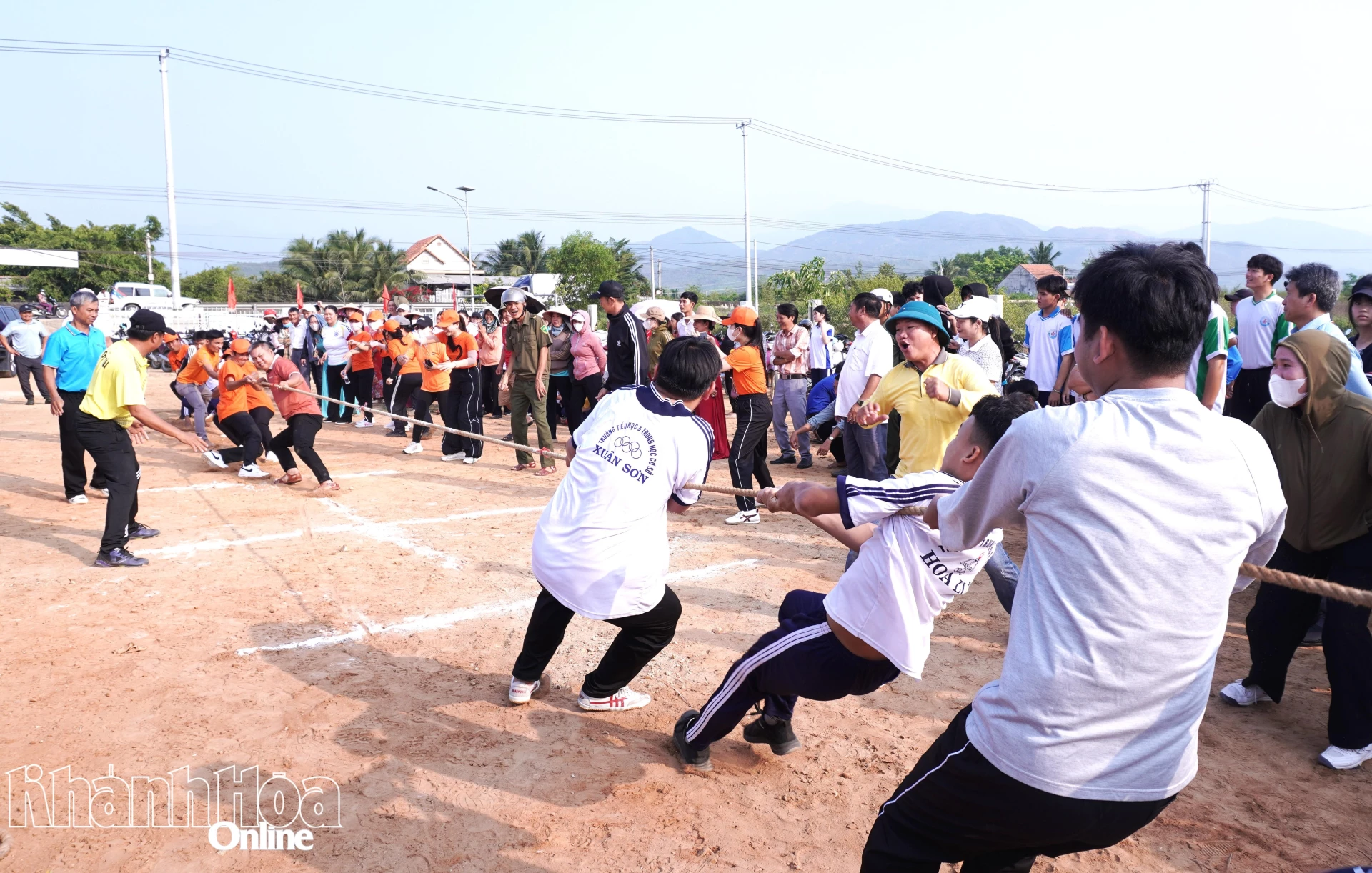 Các đội tranh tài môn kéo co.