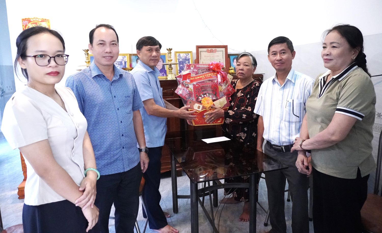 Lãnh đạo xã Vạn Ninh thăm, tặng quà gia đình Liệt sĩ Lê Chiêu tại thôn 2.