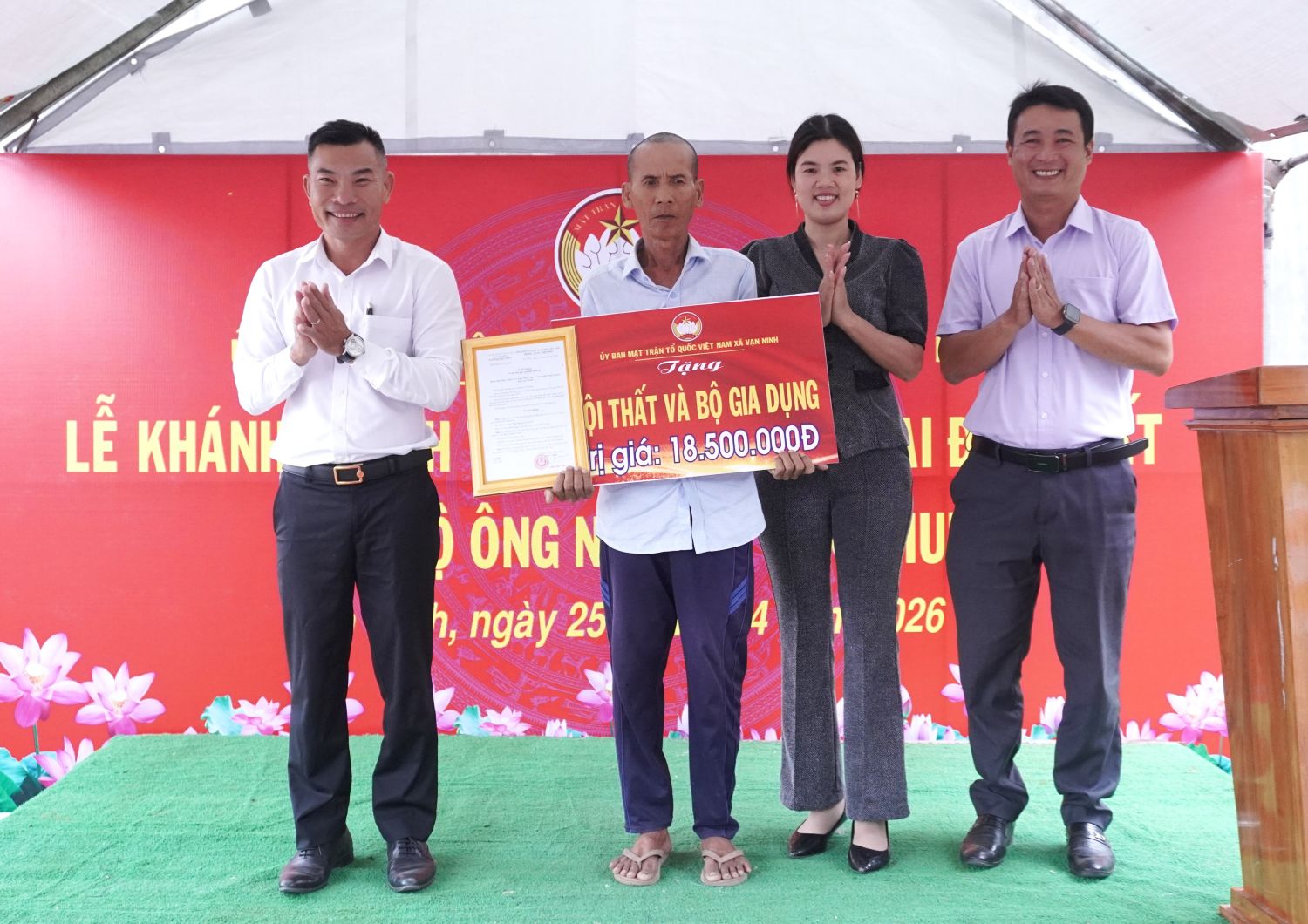 Lãnh đạo xã Vạn Ninh trao quyết định bàn giao và tặng quà cho hộ ông Nguyễn Văn Thui.