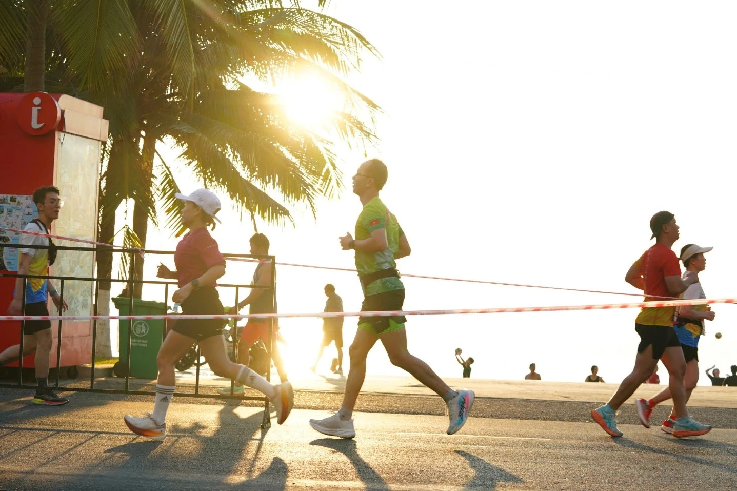 Các thí sinh chạy qua những cung đường đẹp nhất tại Nha Trang (Ảnh: BTC).