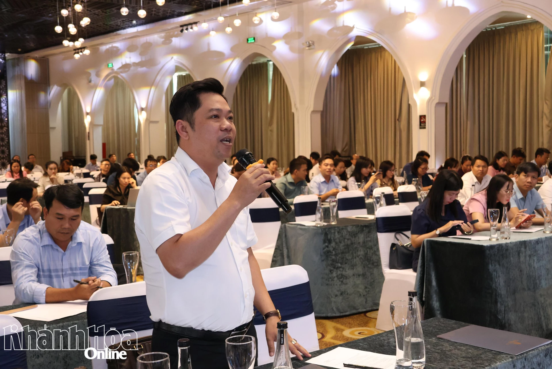 Lãnh đạo địa phương trao đổi, kiến nghị.