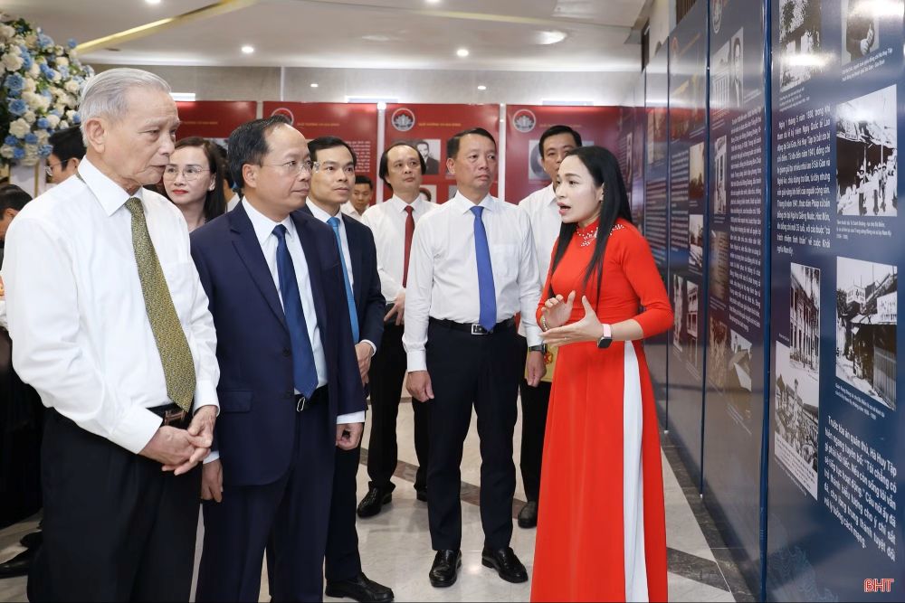 Ủy viên Trung ương Đảng, Bí thư Tỉnh ủy Nguyễn Duy Lâm và các đại biểu tham quan triển lãm chuyên đề về “Tổng Bí thư Hà Huy Tập - Nhà lãnh đạo kiên trung, tài năng của Đảng và cách mạng Việt Nam”, ngày 22-4-2026_Ảnh: baohatinh.vn

