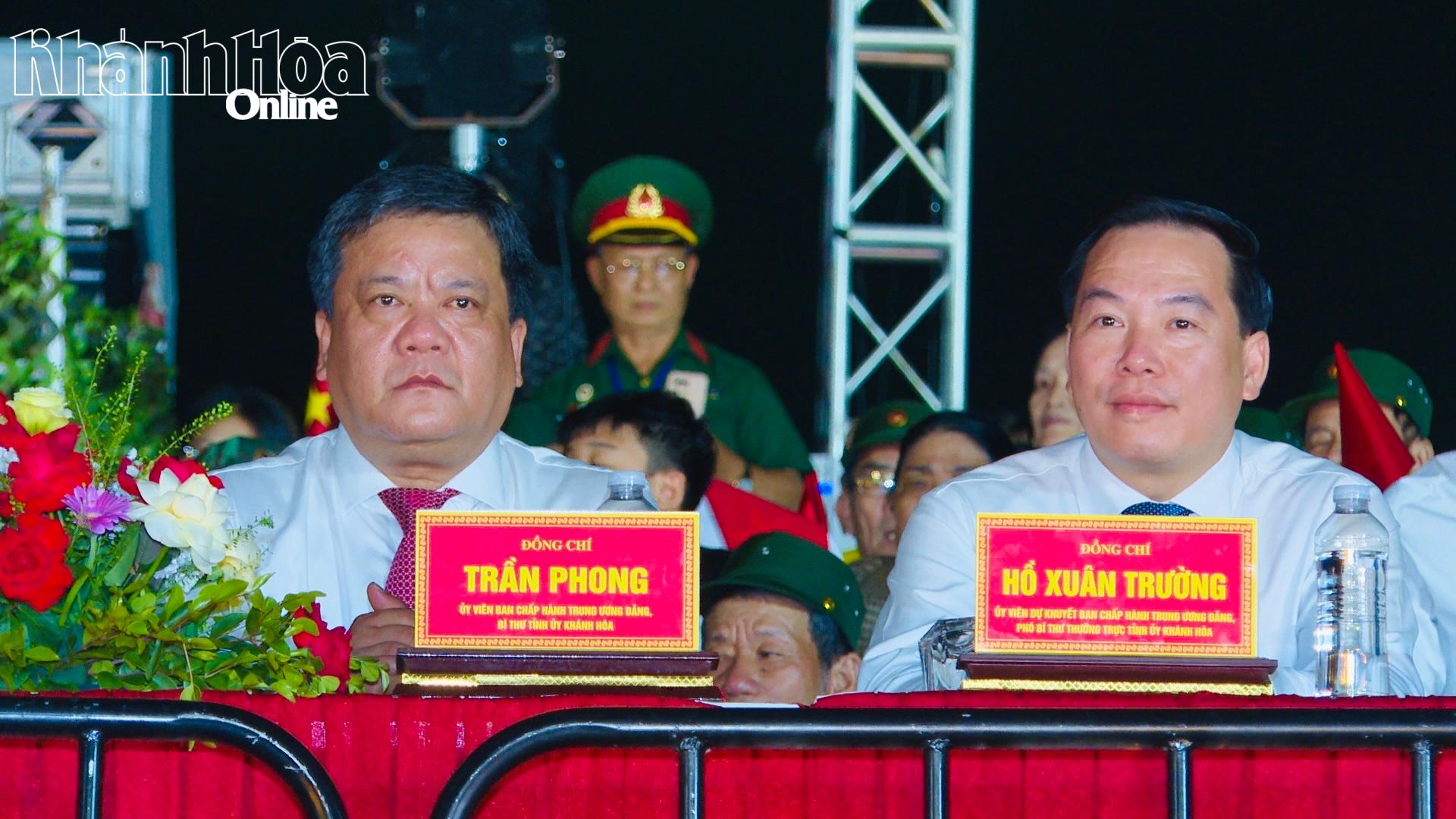 Bí thư Tỉnh ủy Trần Phong và Phó Bí thư Thường trực Tỉnh ủy dự chương trình