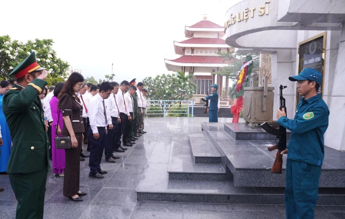 Xã Vạn Ninh dâng hoa, dâng hương tại Đài tưởng niệm liệt sĩ xã