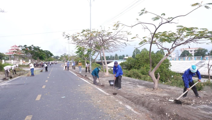 Xã Vạn Ninh hơn 600 người tham gia vệ sinh môi trường