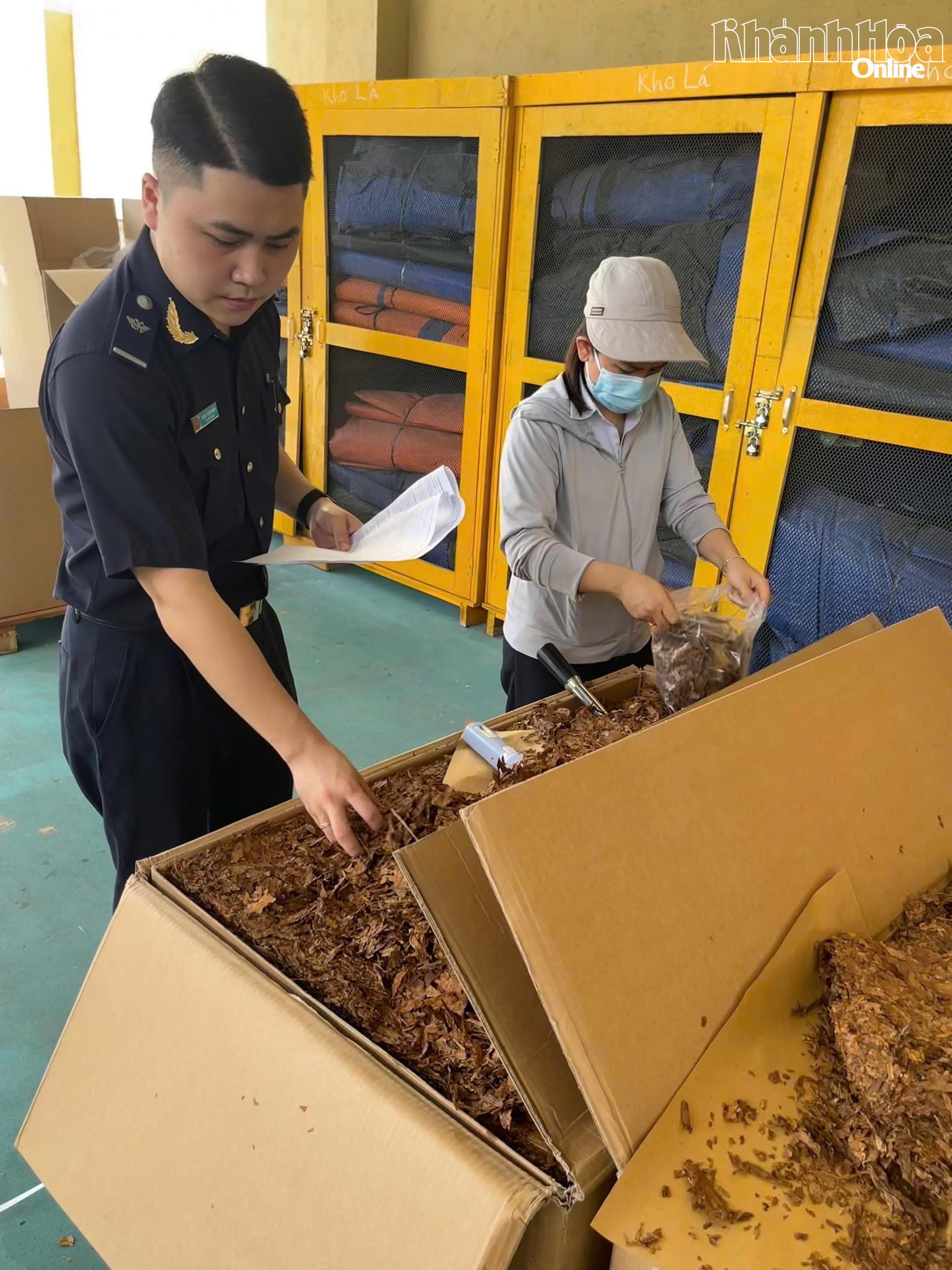 Cán bộ hải quan Cửa khẩu cảng Nha Trang kiểm tra hàng hóa của doanh nghiệp.