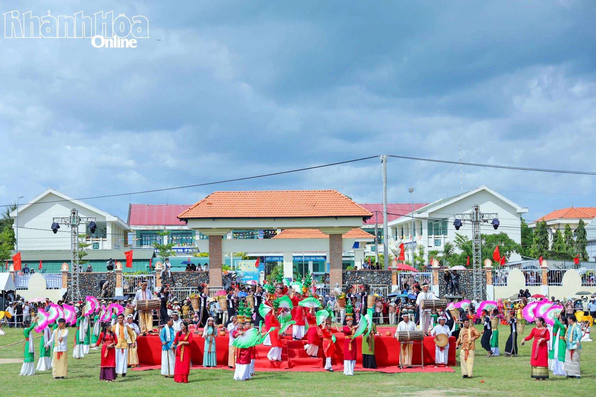 Biểu diễn văn nghệ tại sân thể thao thôn Hữu Đức (xã Phước Hữu).