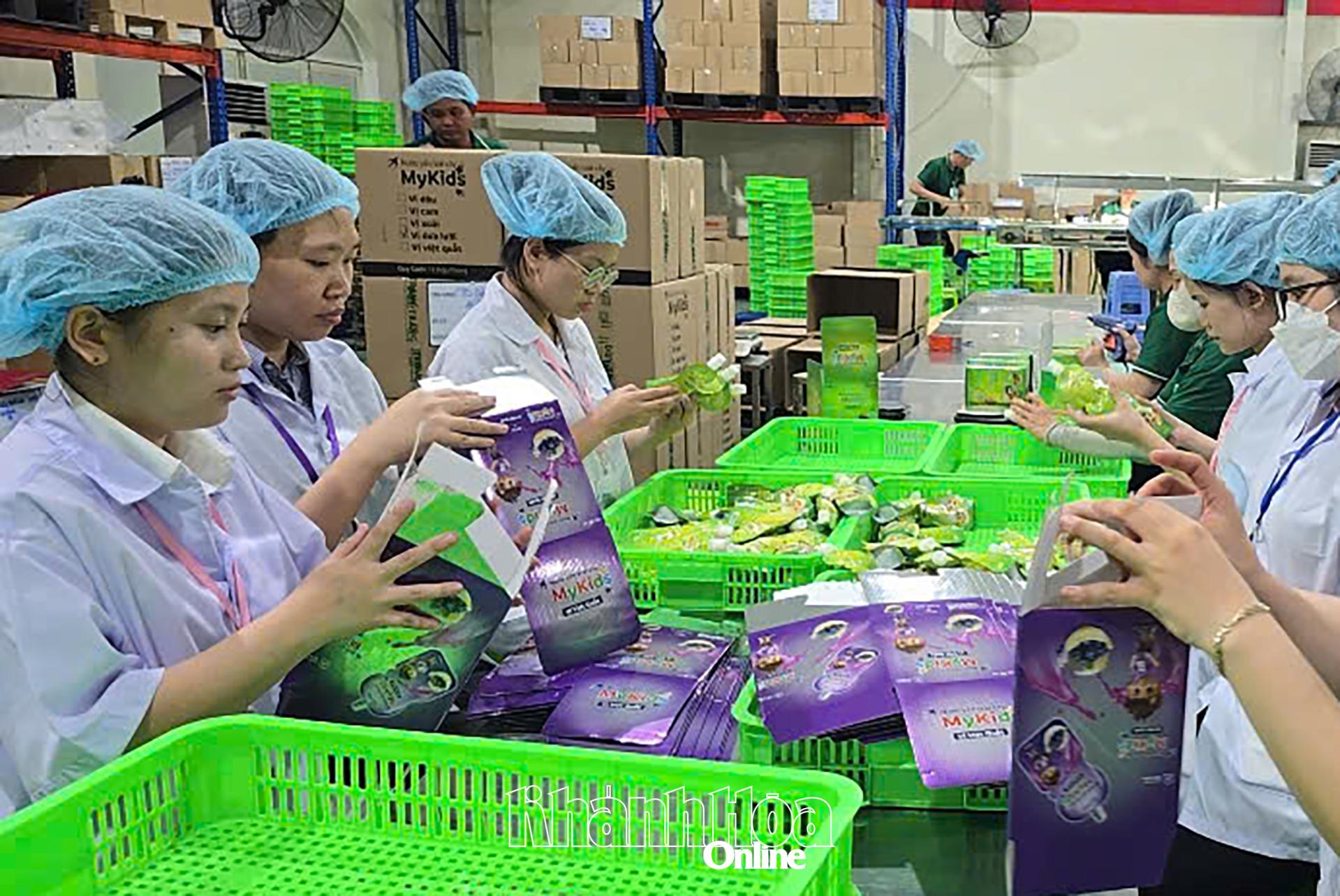 Sinh viên Khoa Công nghệ thực phẩm khóa 65, Trường Đại học Nha Trang thực tập sản xuất tại D&T Group.