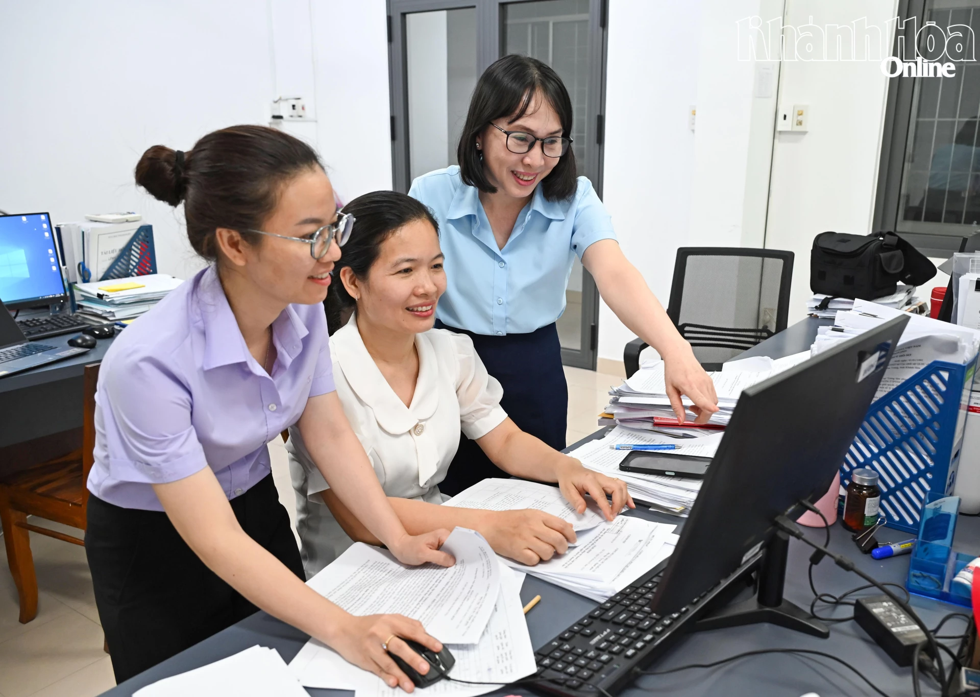 Công chức Sở Tư pháp phối hợp góp ý văn bản của các sở, ngành.