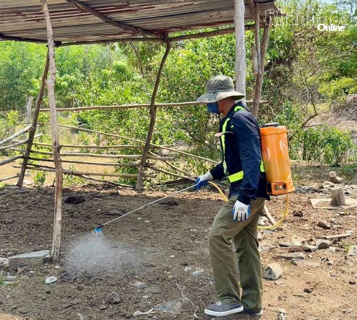 Xã Trung Khánh Vĩnh triển khai Tháng tổng vệ sinh, khử trùng, tiêu độc môi trường chăn nuôi