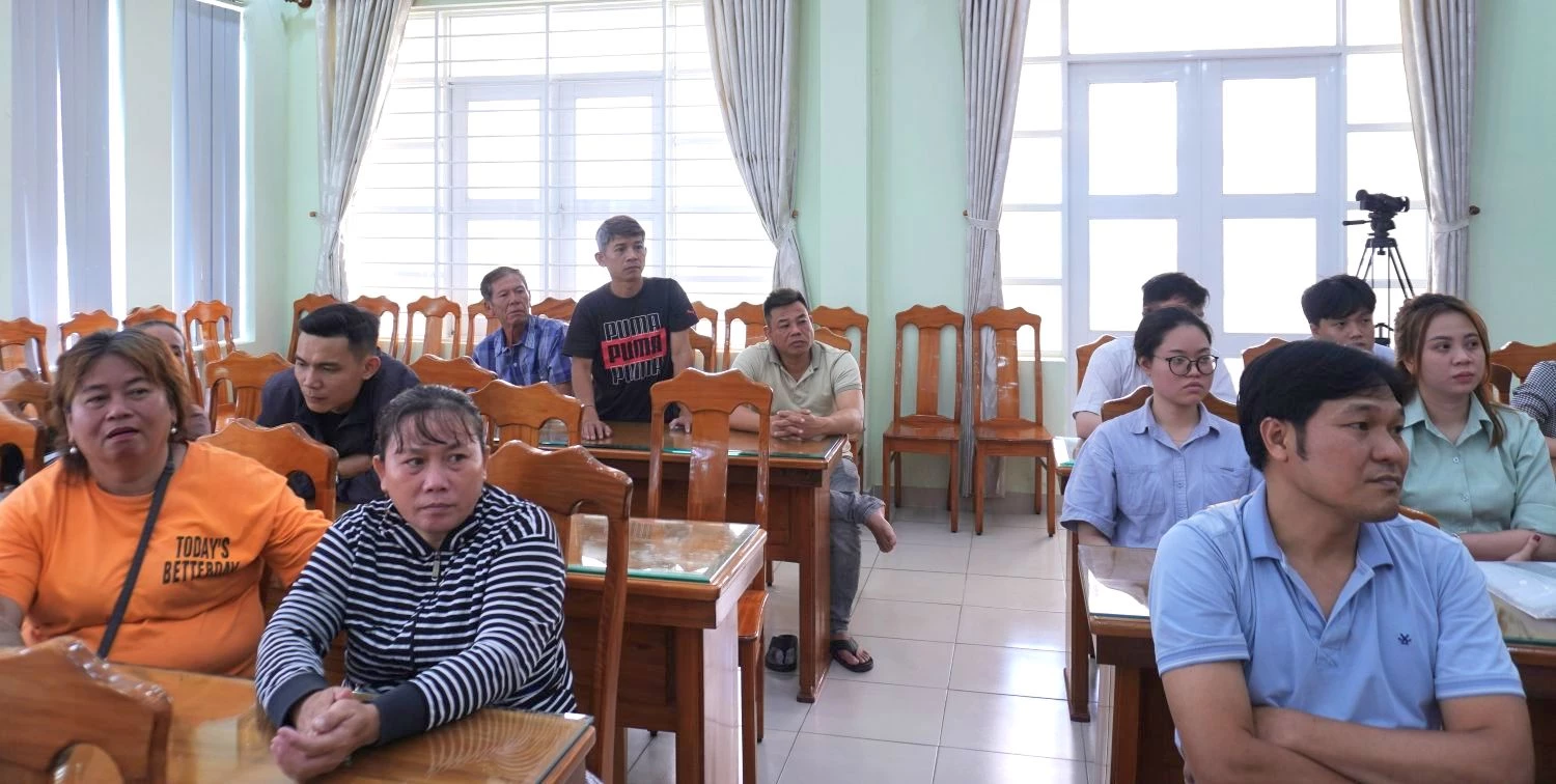 Người dân phát biểu ý kiến tại cuộc họp.