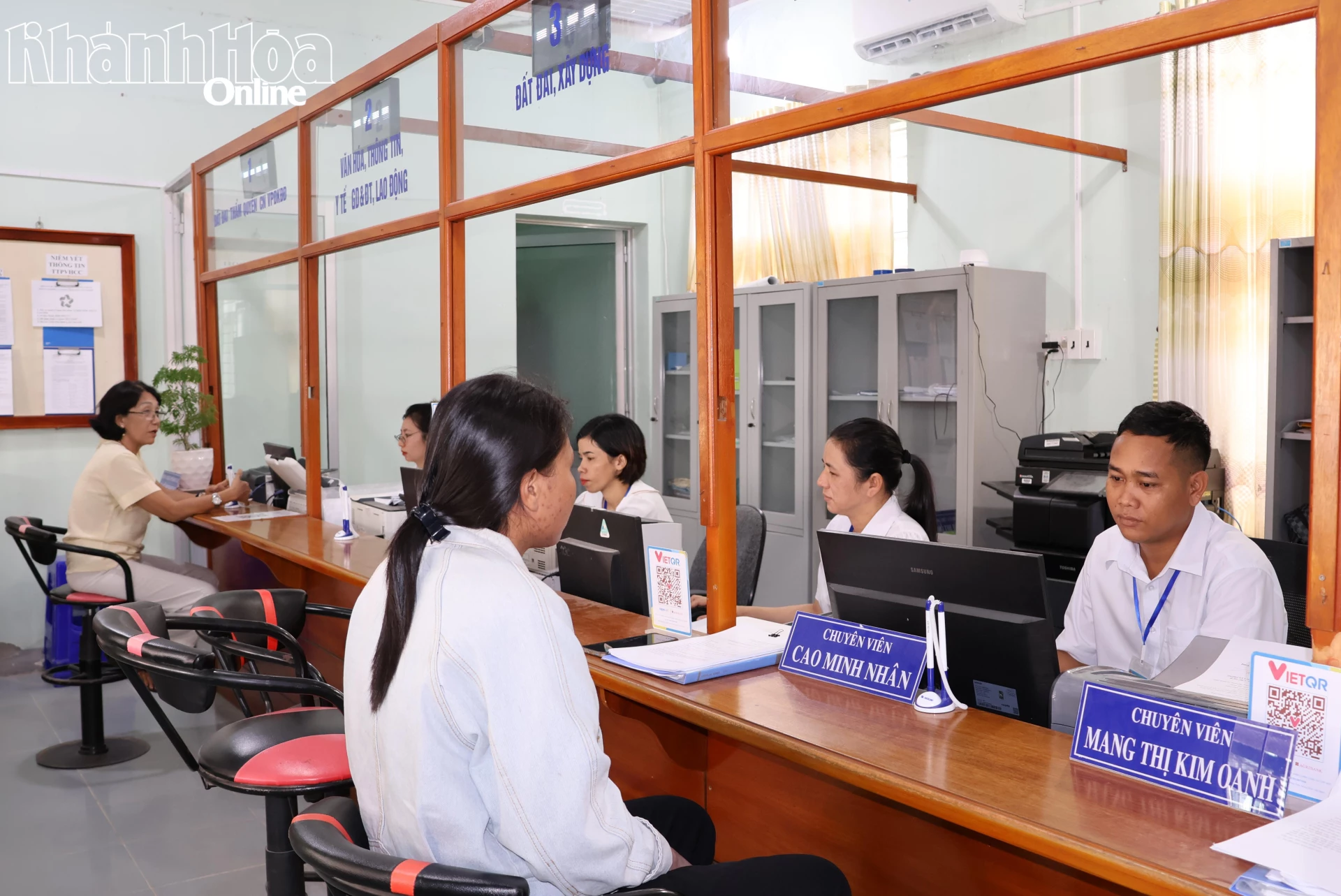 Người dân đến làm thủ tục hành chính tại Trung tâm Phục vụ hành chính công xã Cam Hiệp.