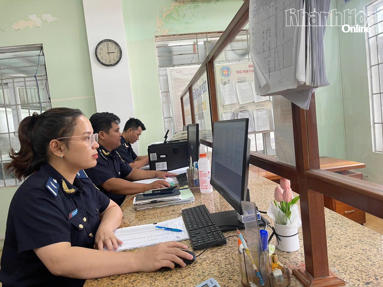 Việc giải quyết hồ sơ xuất nhập khẩu trên môi trường điện tử giúp rút ngắn thời gian xử lý, giảm chi phí đáng kể cho doanh nghiệp.