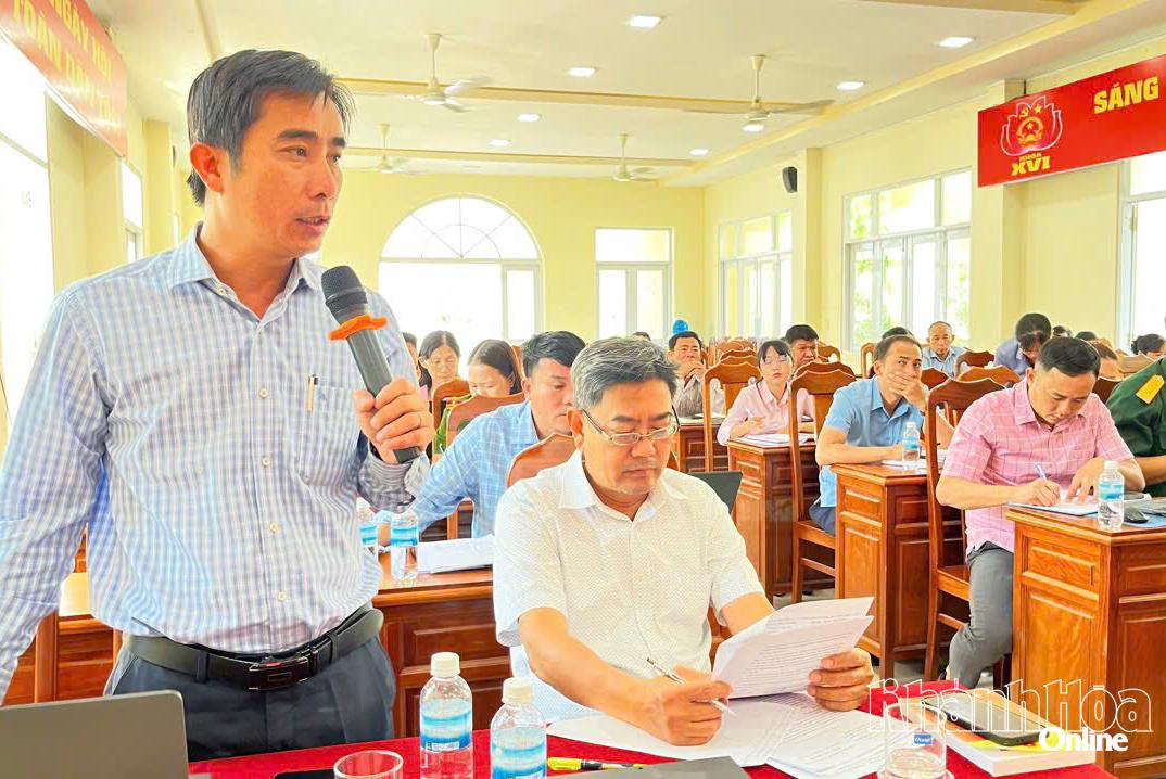 Các đại biểu cho ý kiến tại hội nghị.