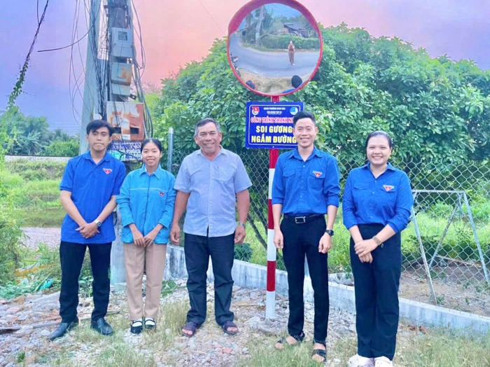 Tuổi trẻ phường Ninh Hòa lắp đặt gương cầu lồi bảo đảm an toàn giao thông