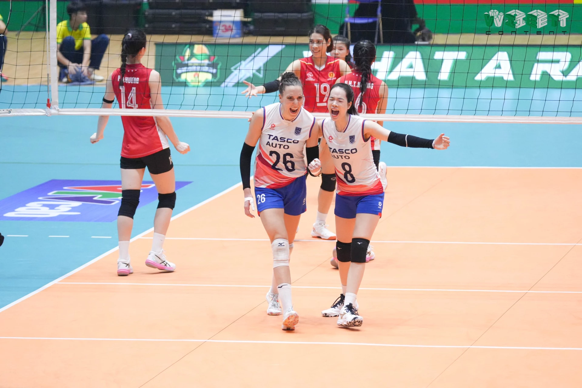 Các cầu thủ nữ đội bóng Hà Nội Tasco Auto mừng điểm số trong trận đấu vòng 1 giải năm nay. (Nguồn: VFV)