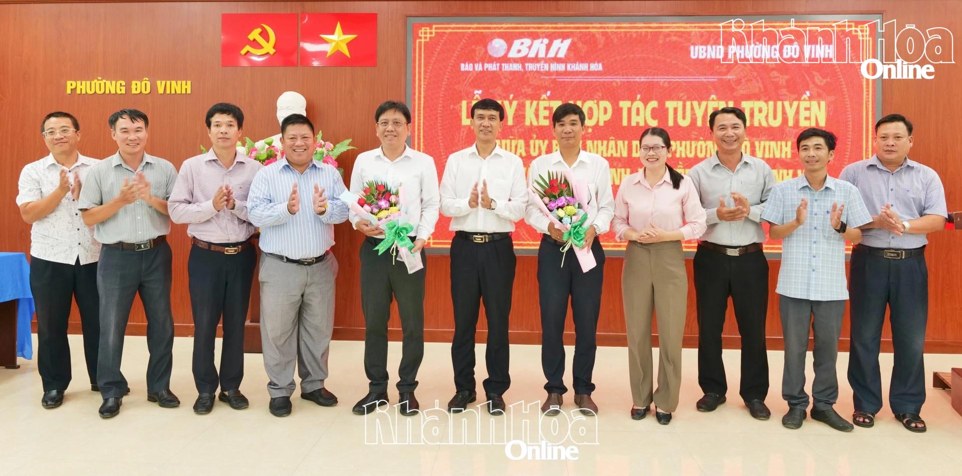 Ông Phạm Thanh Hưng - Bí thư Đảng ủy phường Đô Vinh tặng hoa cho lãnh đạo Báo và Phát thanh, Truyền hình Khánh Hòa và UBND phường Đô Vinh. 