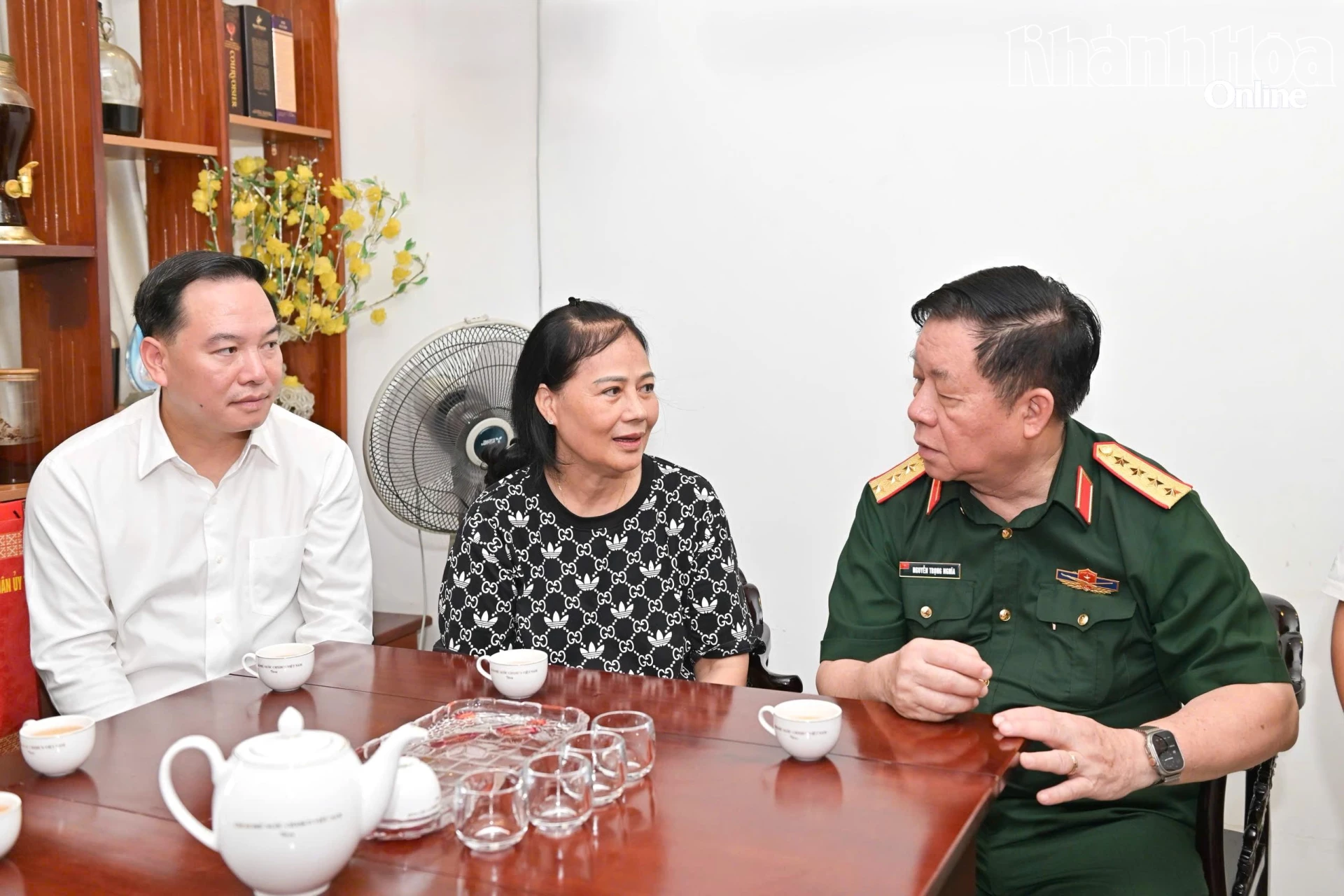 Đại tướng Nguyễn Trọng Nghĩa và Phó Bí thư Thường trực Tỉnh ủy Hồ Xuân Trường thăm Mẹ Việt Nam anh hùng Lê Thị Minh Thủy