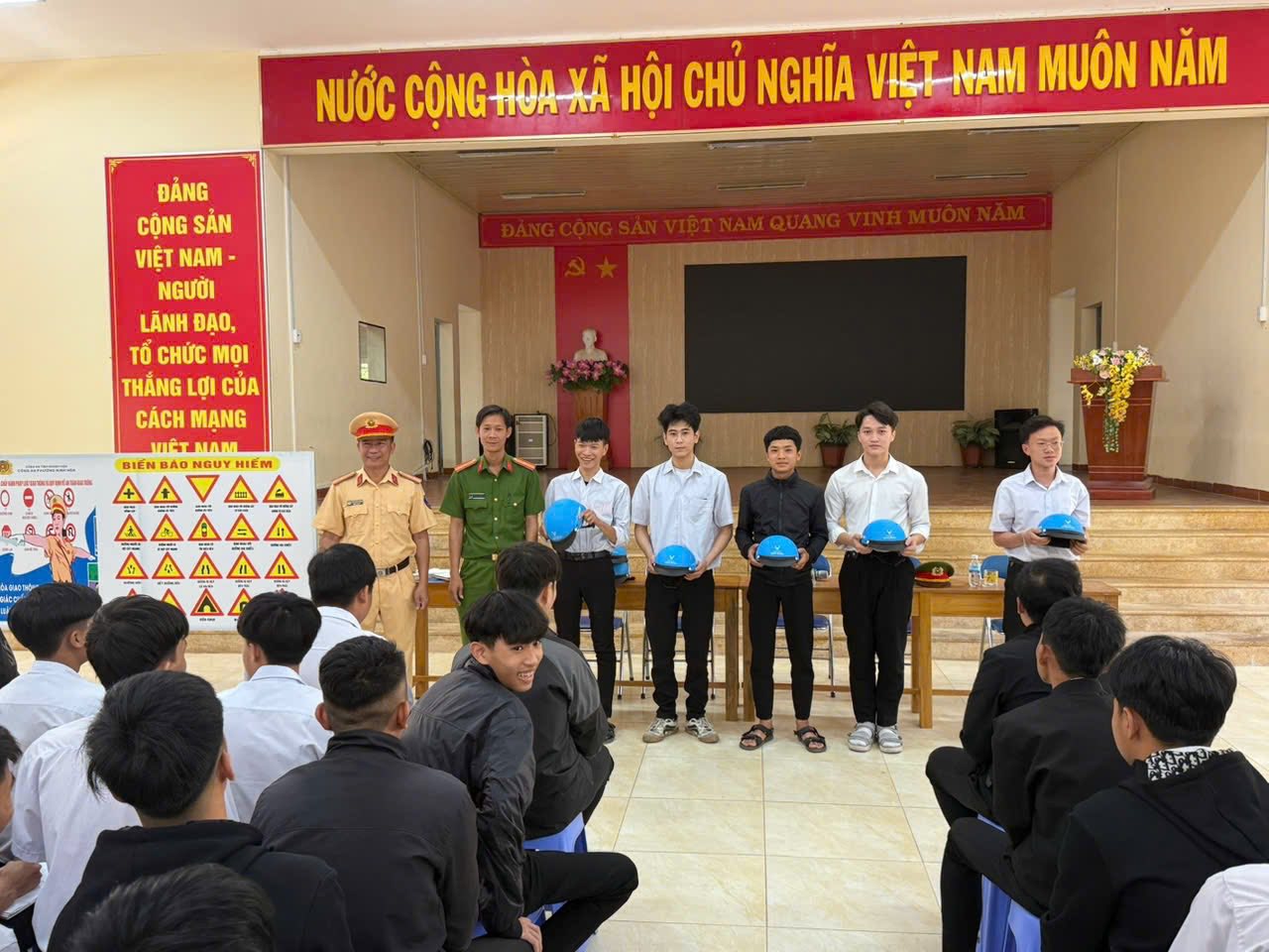 Lực lượng Cảnh sát giao thông và Công an phường Ninh Hòa tặng mũ bảo hiểm cho học viên.&nbsp;