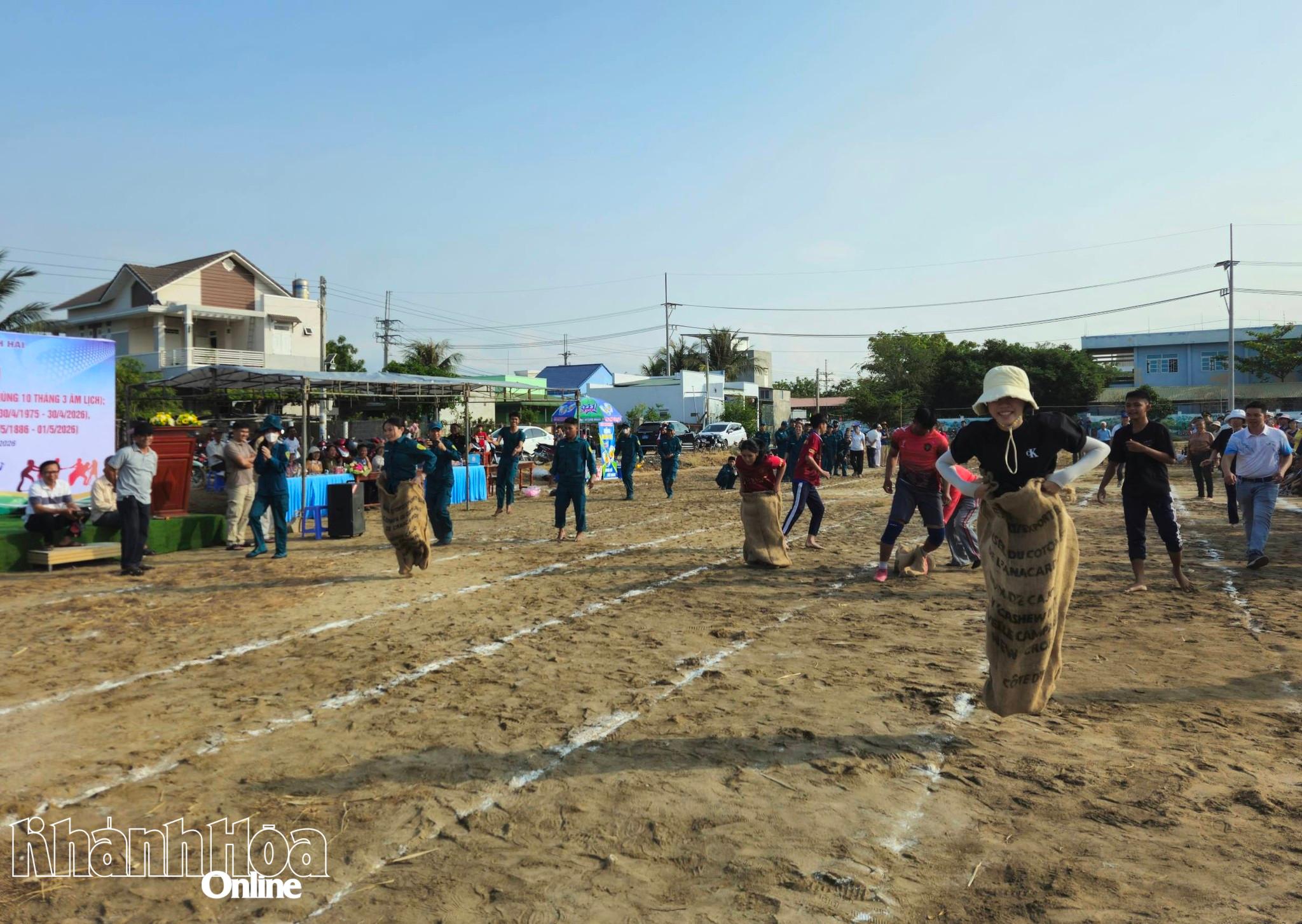 Các vận động viên tranh tài nội dung môn nhảy bao bố.