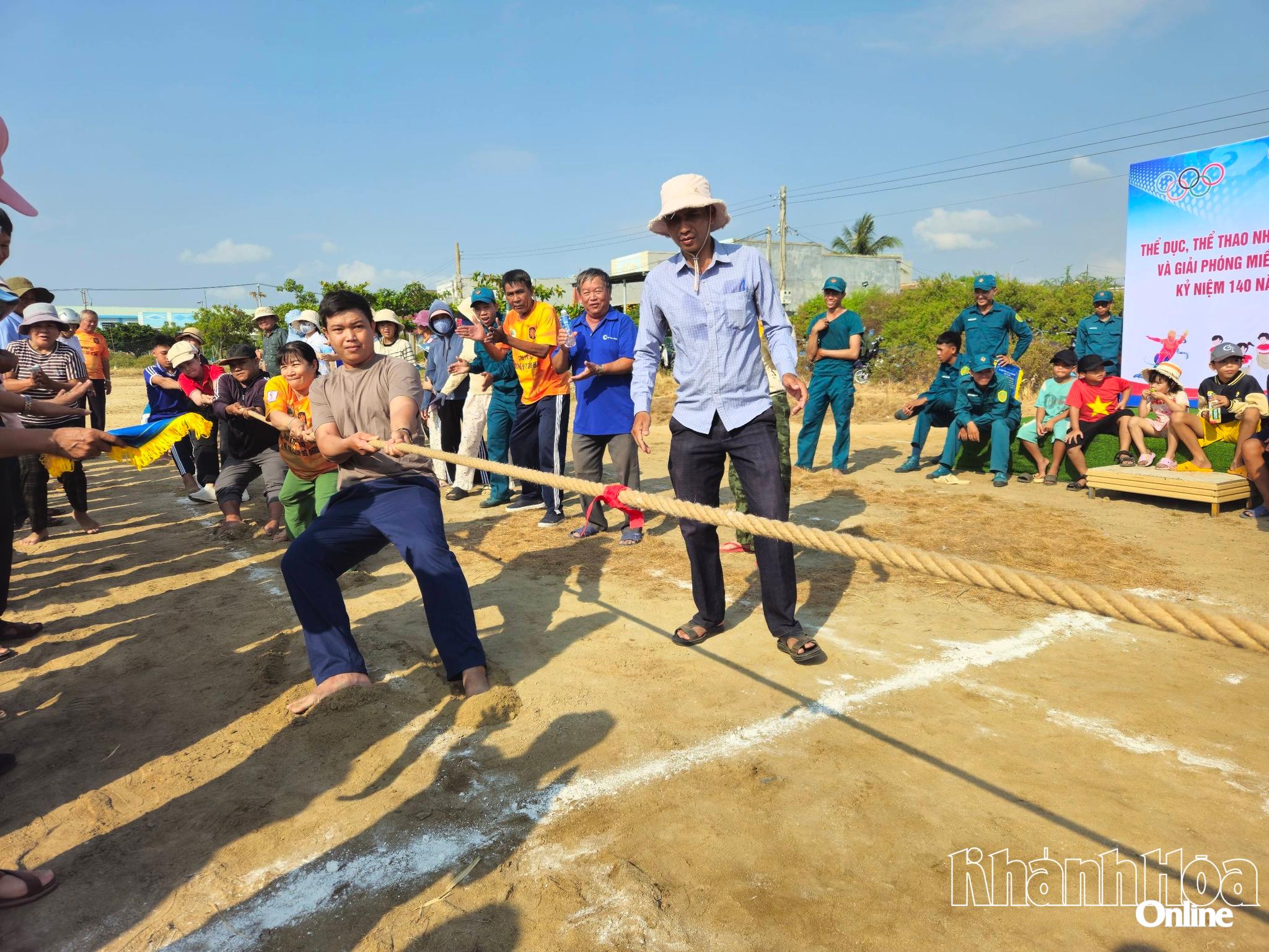 Các vận động viên tranh tài nội dung môn kéo co.