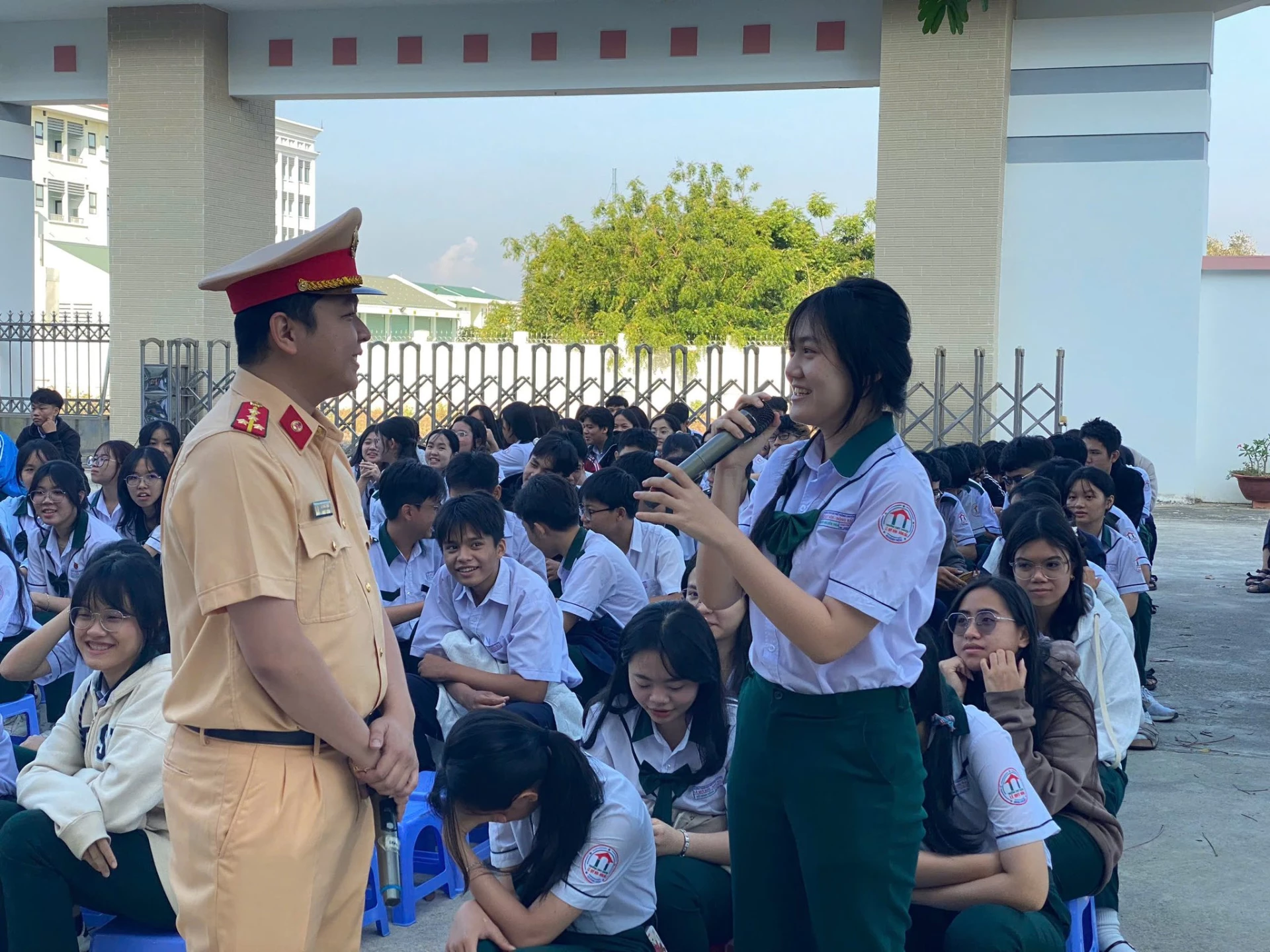 Tuyên truyền trật tự an toàn giao thông cho học sinh Trường THPT chuyên Lê Quý Đôn - Đông Hải