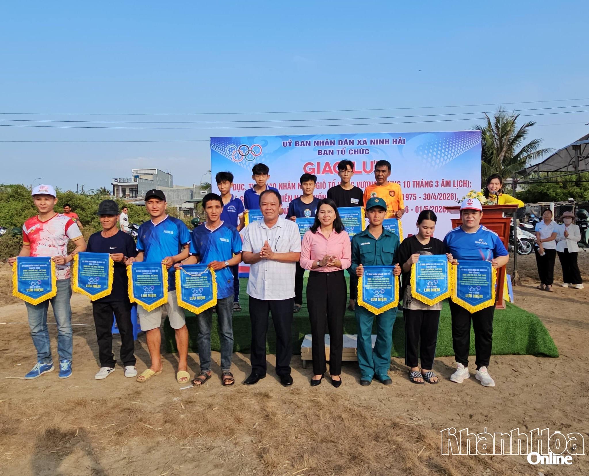 Ban tổ chức tặng cờ lưu niệm cho tổ trọng tài và các đơn vị thi đấu.