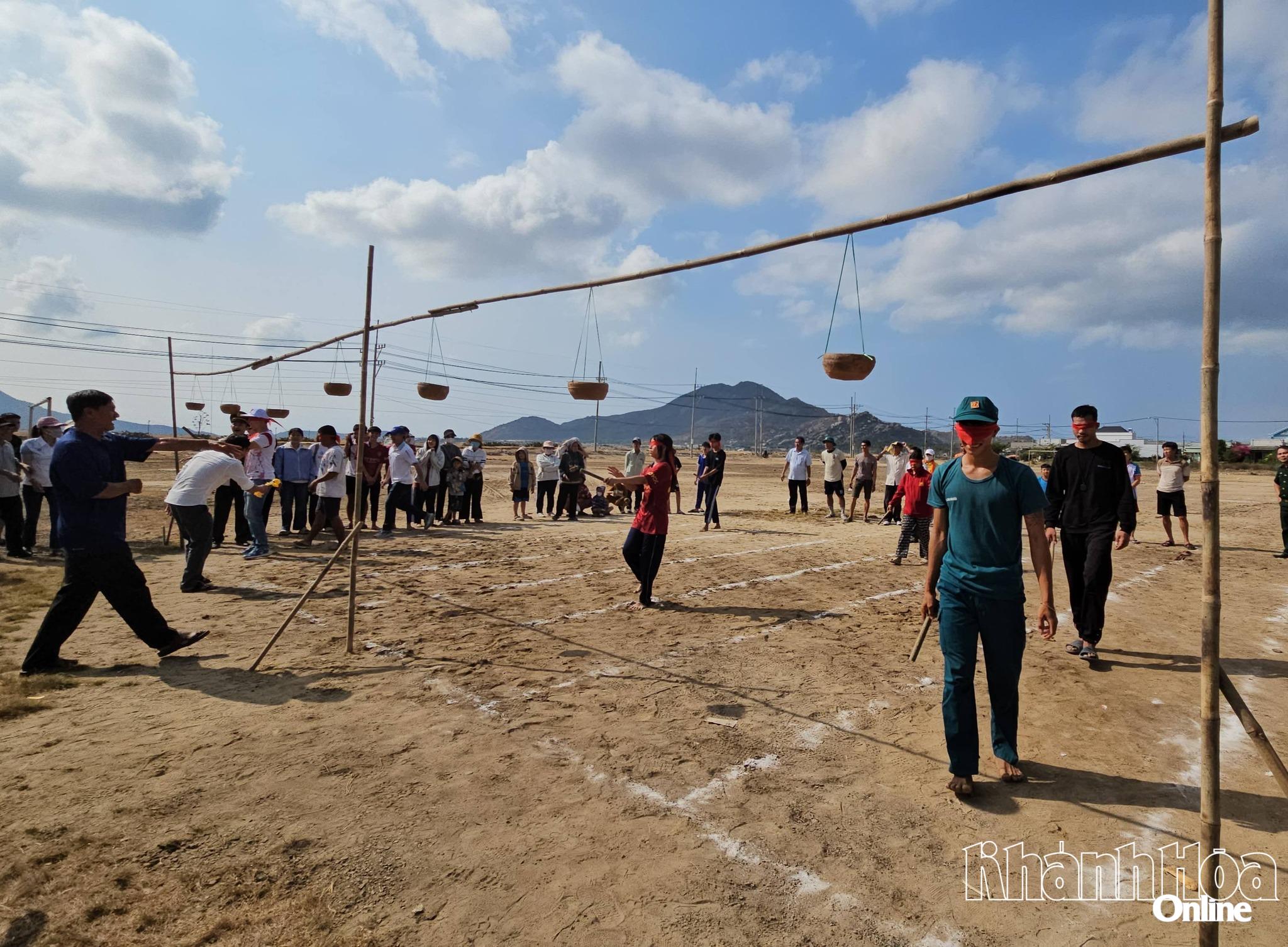 Các vận động tham gia môn bịt mắt đập niêu.