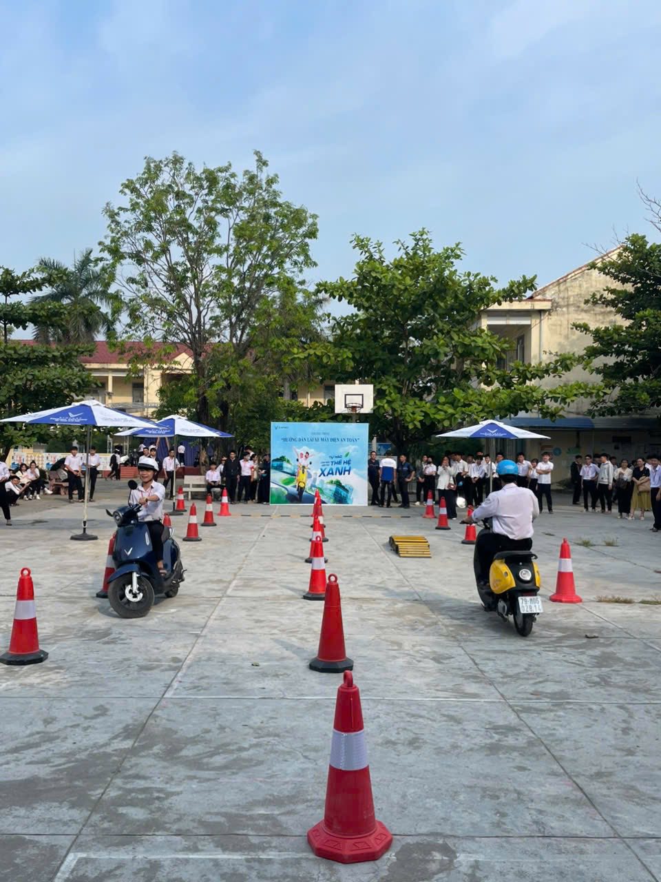 Học  sinh  được  hướng  dẫn  kỹ  năng  lái  xe  an  toàn