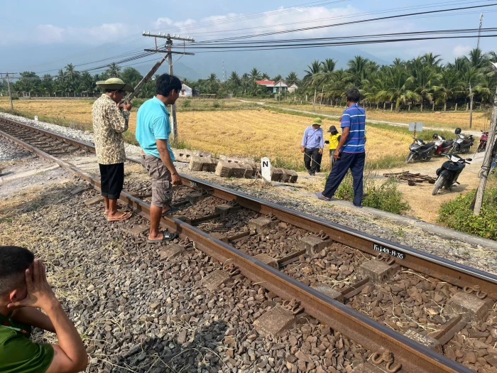 Rào đóng 3 lối đi tự mở cắt ngang đường sắt tại xã Nam Ninh Hòa