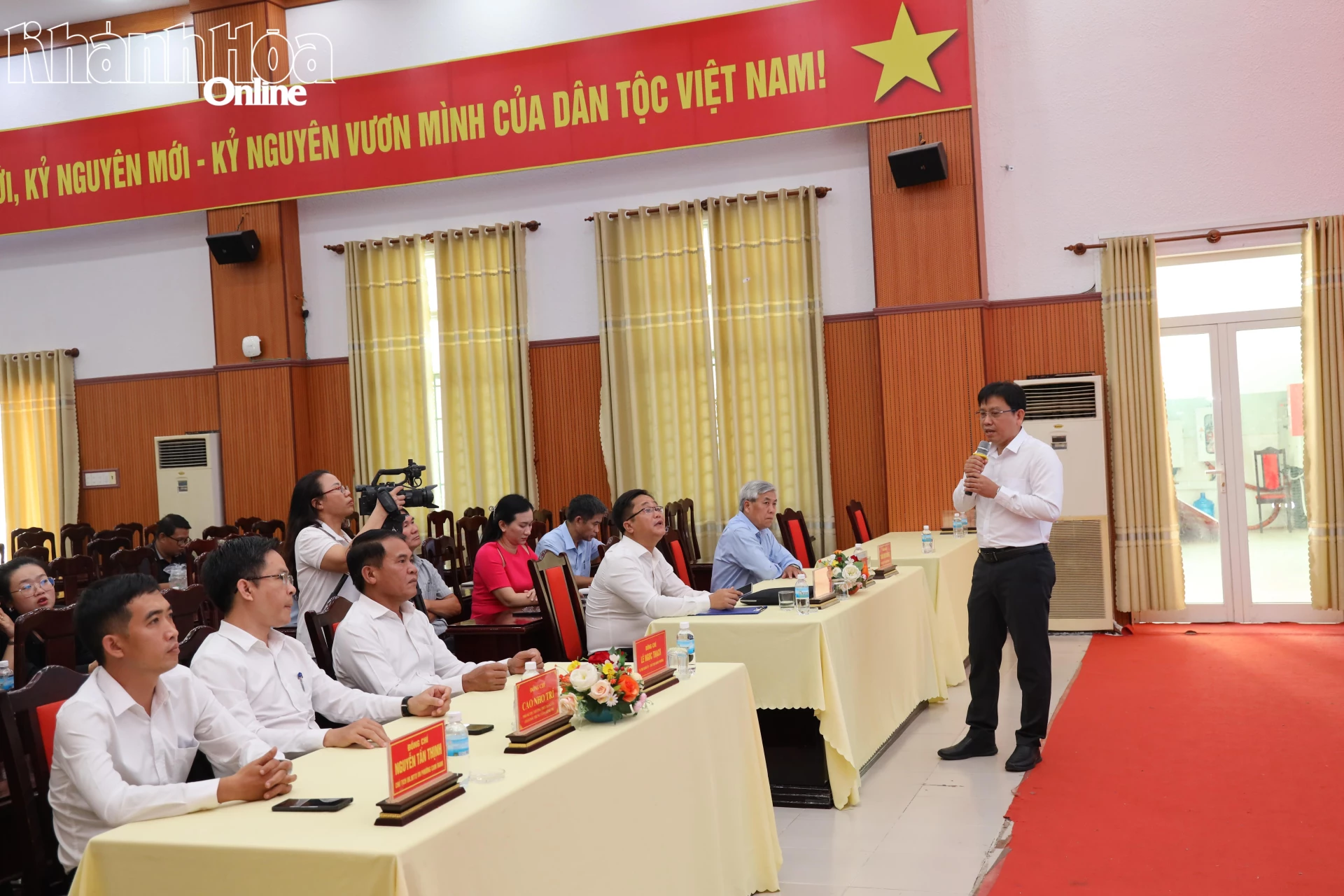 Đồng chí Cung Phú Quốc trình bày các nội dung, chuyên mục dự kiến khi xây dựng chuyên trang phường Cam Ranh.