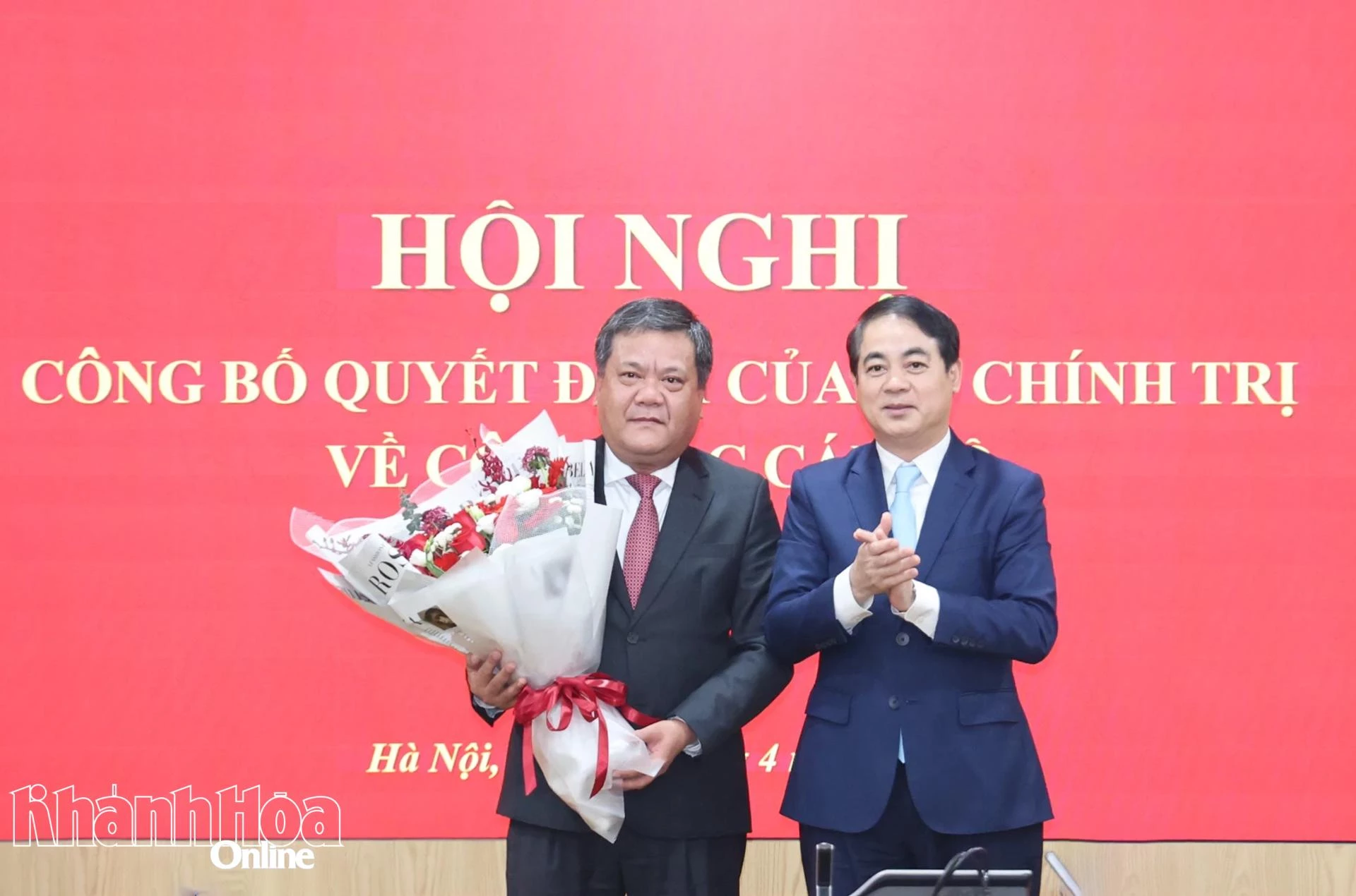 Phó Chủ nhiệm Ủy ban Kiểm tra Trung ương Nghiêm Xuân Thành tặng hoa chúc mừng đồng chí Trần Phong.