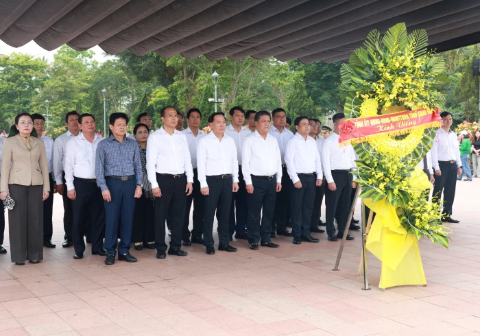 Đoàn công tác tỉnh Khánh Hòa dâng hương tại các nghĩa trang liệt sĩ và di tích lịch sử cấp quốc gia tỉnh Quảng Trị