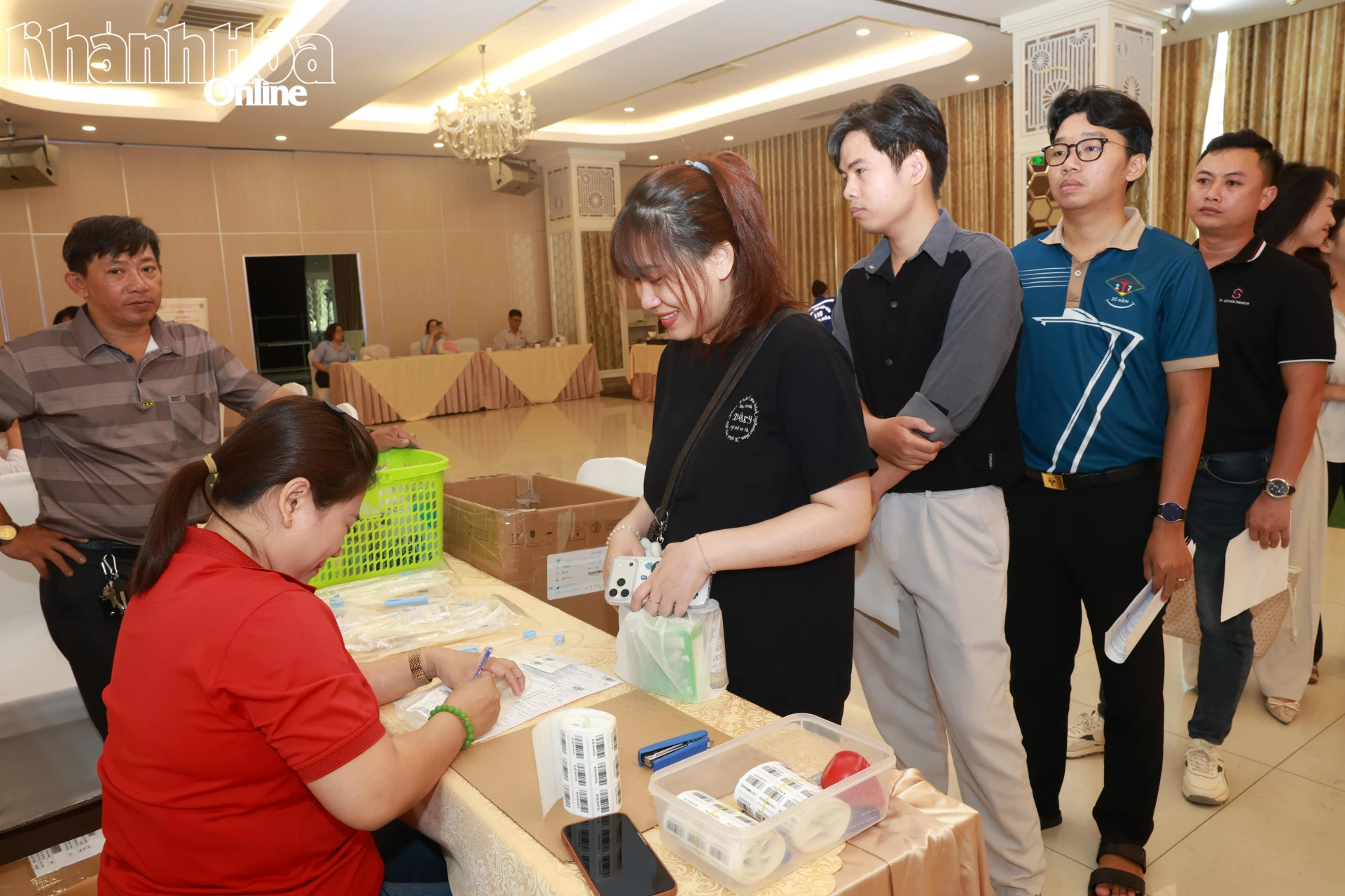 Nhiều bạn trẻ làm việc trong lĩnh vực du lịch đến tham gia hiến máu