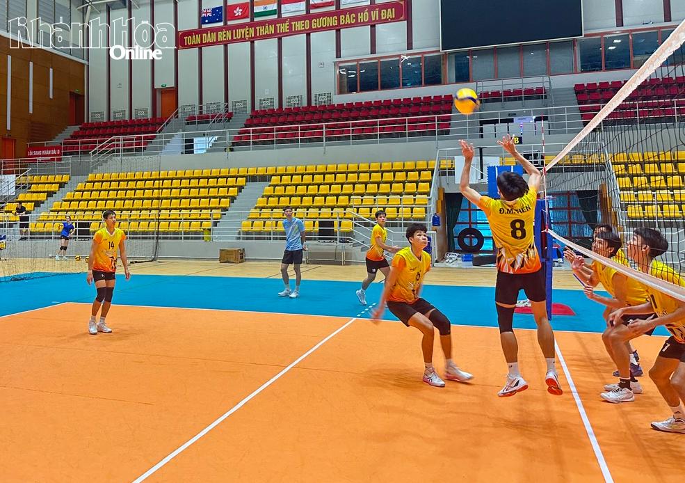 Đội bóng Sanest Khánh Hòa tập luyện cho các trận đấu
giai đoạn lượt đi mùa giải năm nay tại Nhà Thi đấu Đông Anh (Hà Nội).