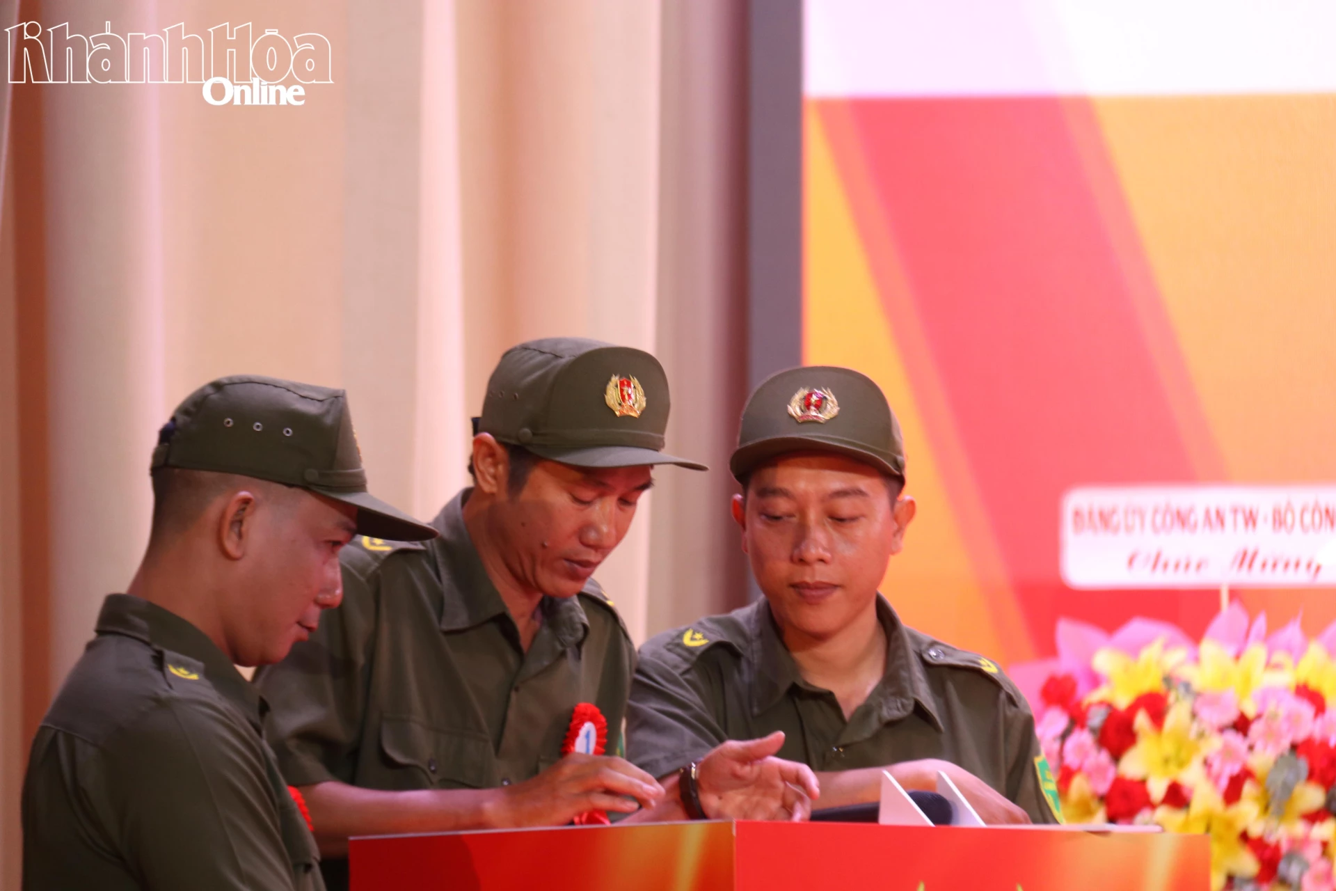 Đội phường Nha Trang hội ý để đưa ra đáp án trong phần thi kiến thức.