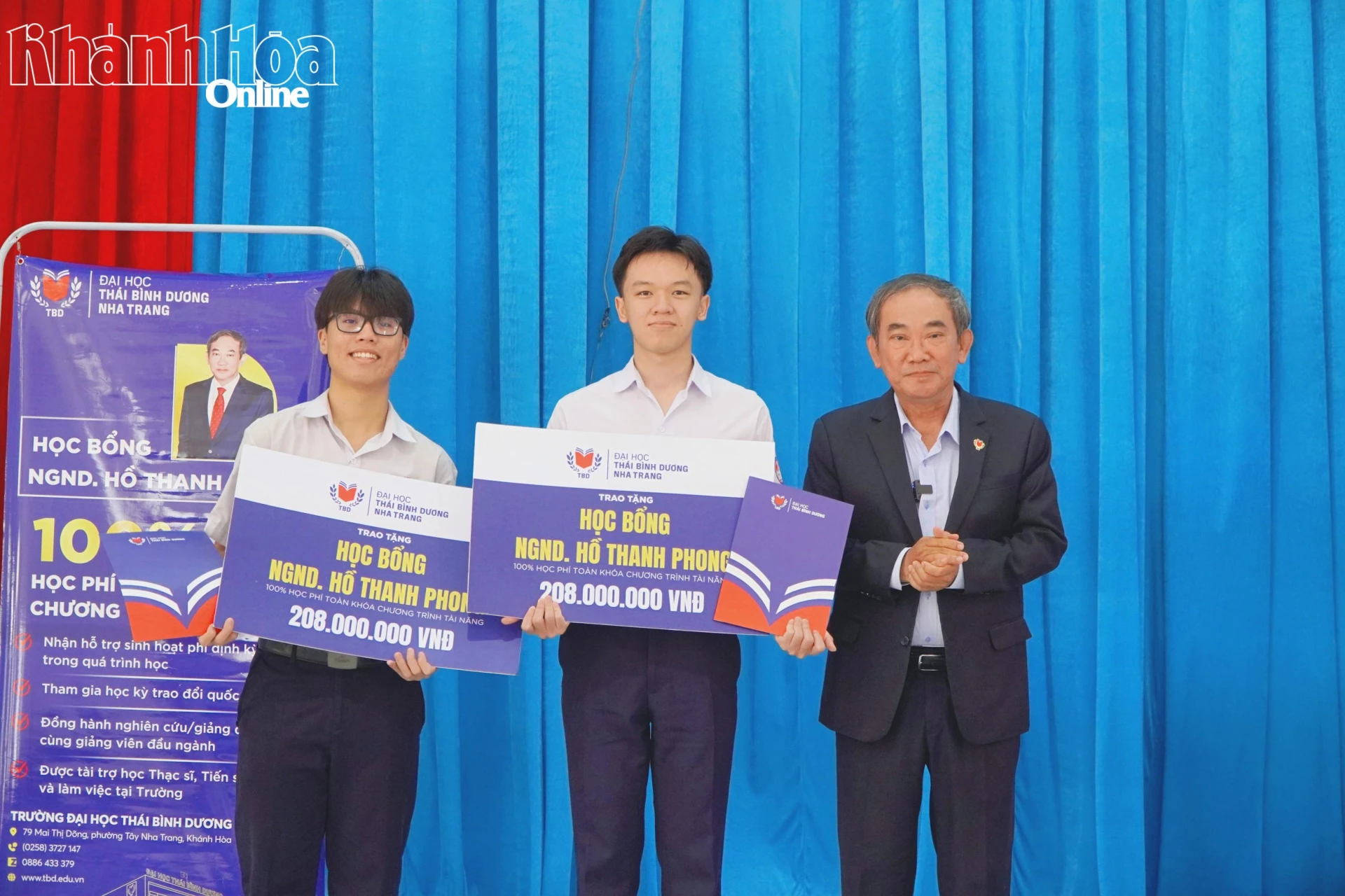 Nhà giáo Nhân dân, Phó Giáo sư, Tiến sĩ Hồ Thanh Phong trao học bổng cho học sinh Trường THPT Chuyên Lê Quý Đôn - Nam Nha Trang có thành tích xuất sắc tại các kỳ thi.