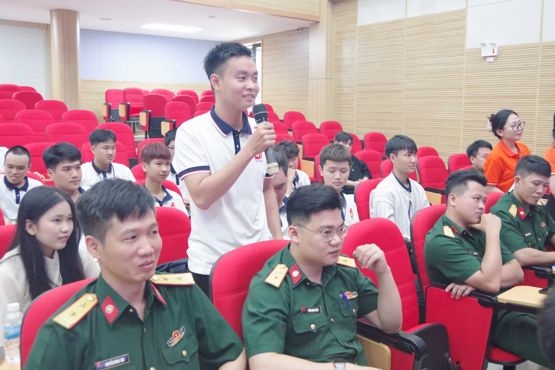 Các sinh viên trao đổi tại talkshow.