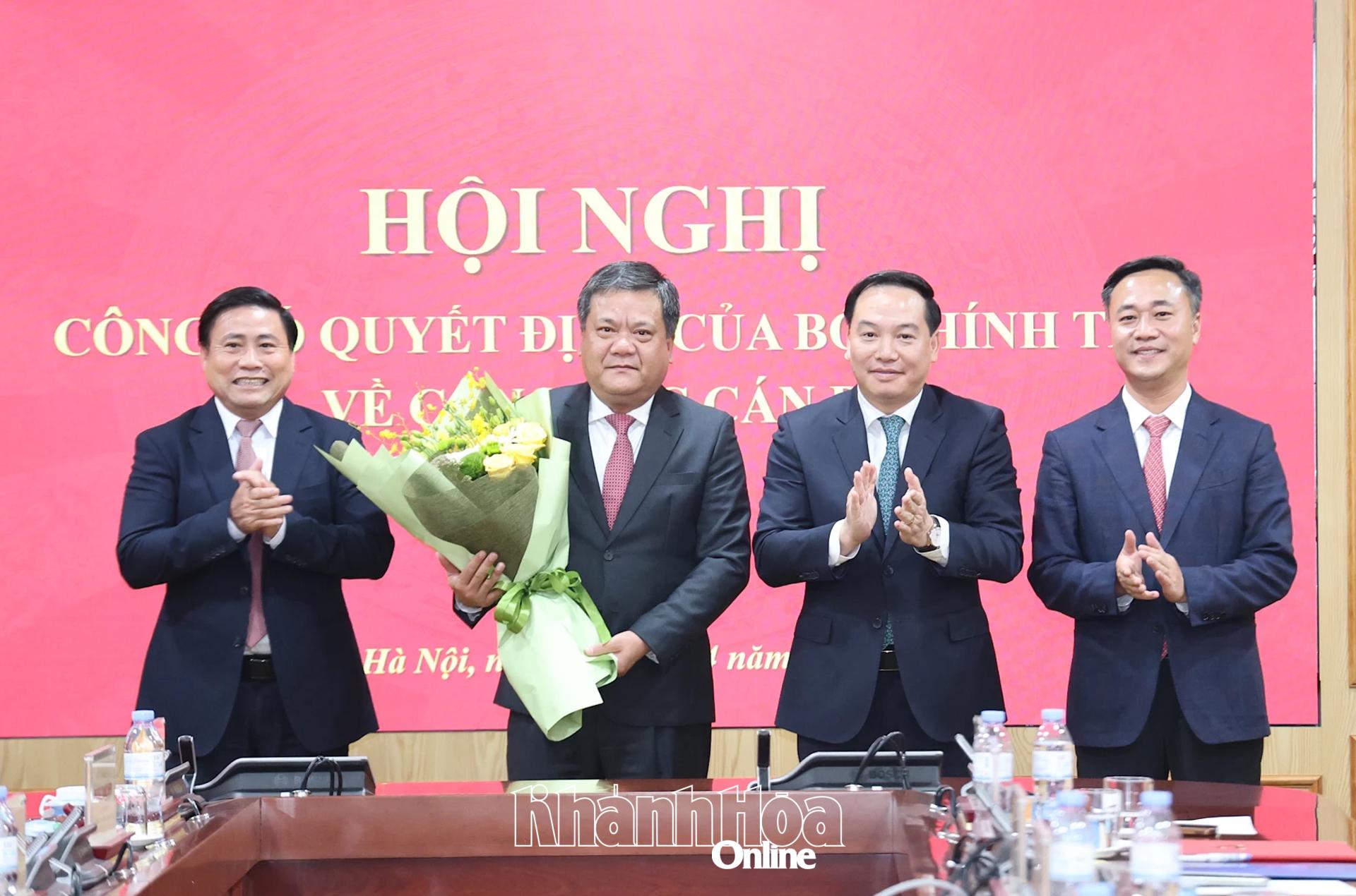 Các đồng chí trong Thường trực Tỉnh ủy chúc mừng đồng chí Trần Phong.