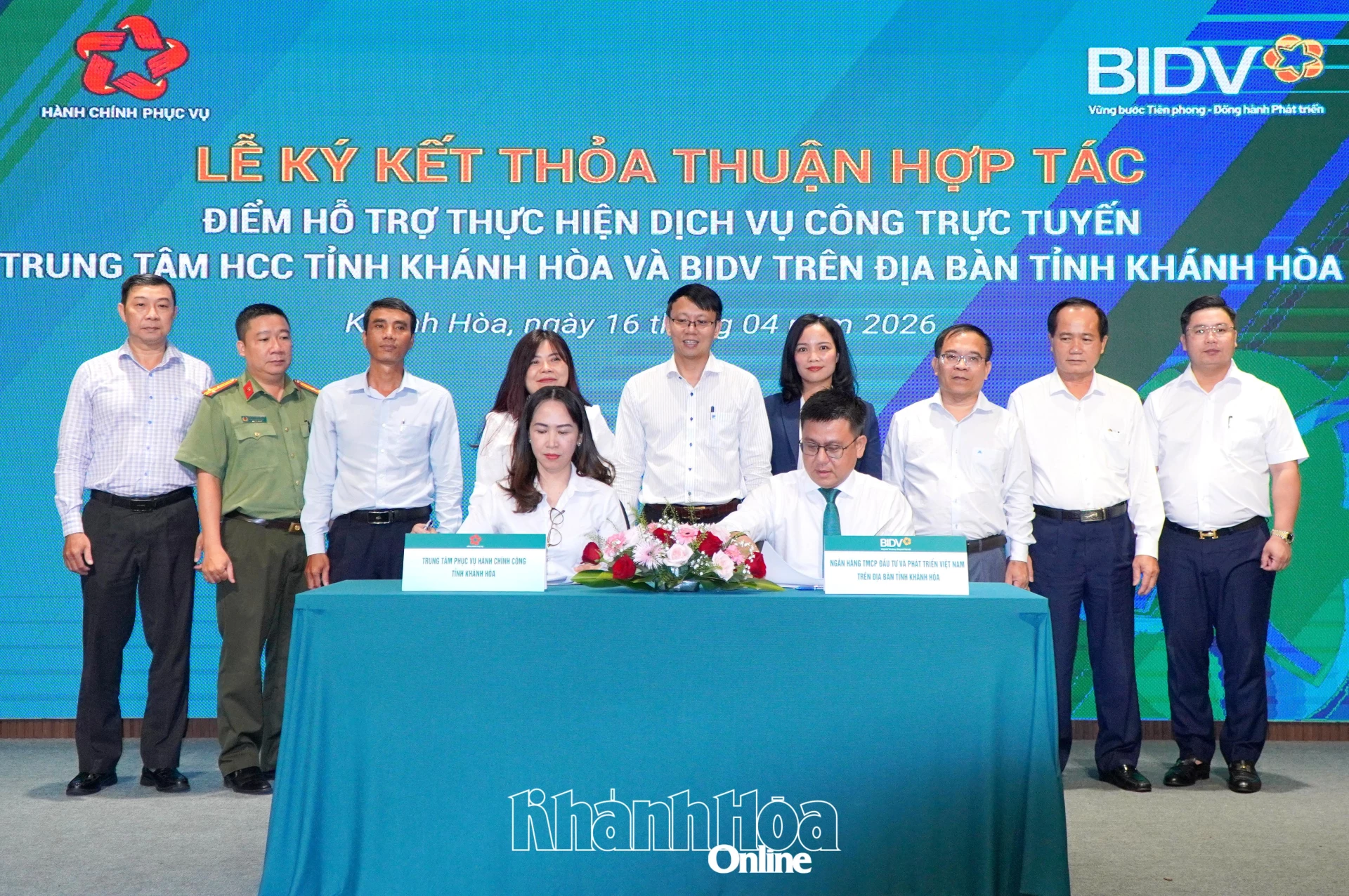 Đồng chí Nguyễn Thanh Hà chứng kiến 2 đơn vị ký kết thoả thuận hợp tác.