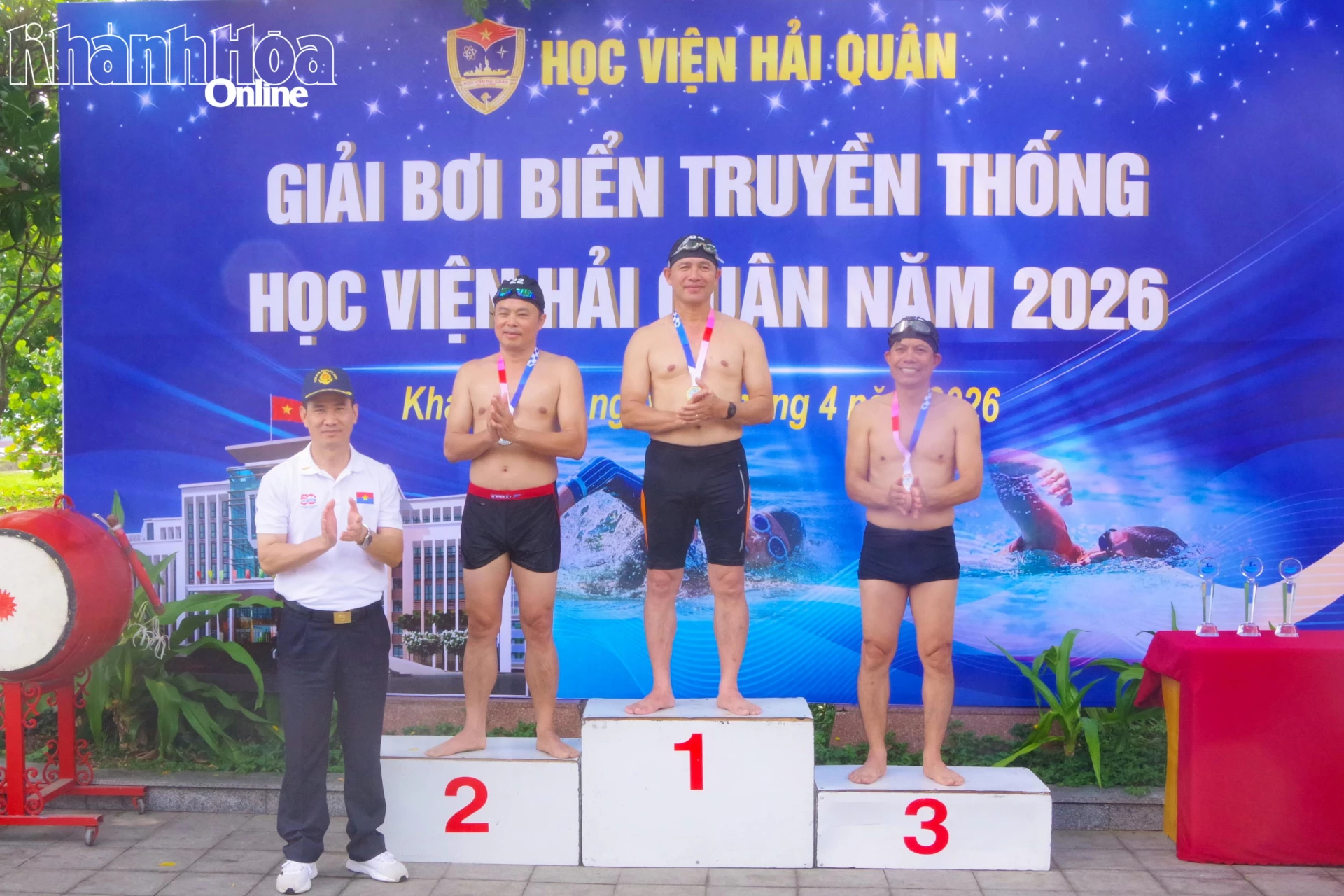 Chuẩn Đô đốc Nguyễn Hữu Thoan trao huy chương cho các vận động viên xuất sắc cự ly 1.000m.