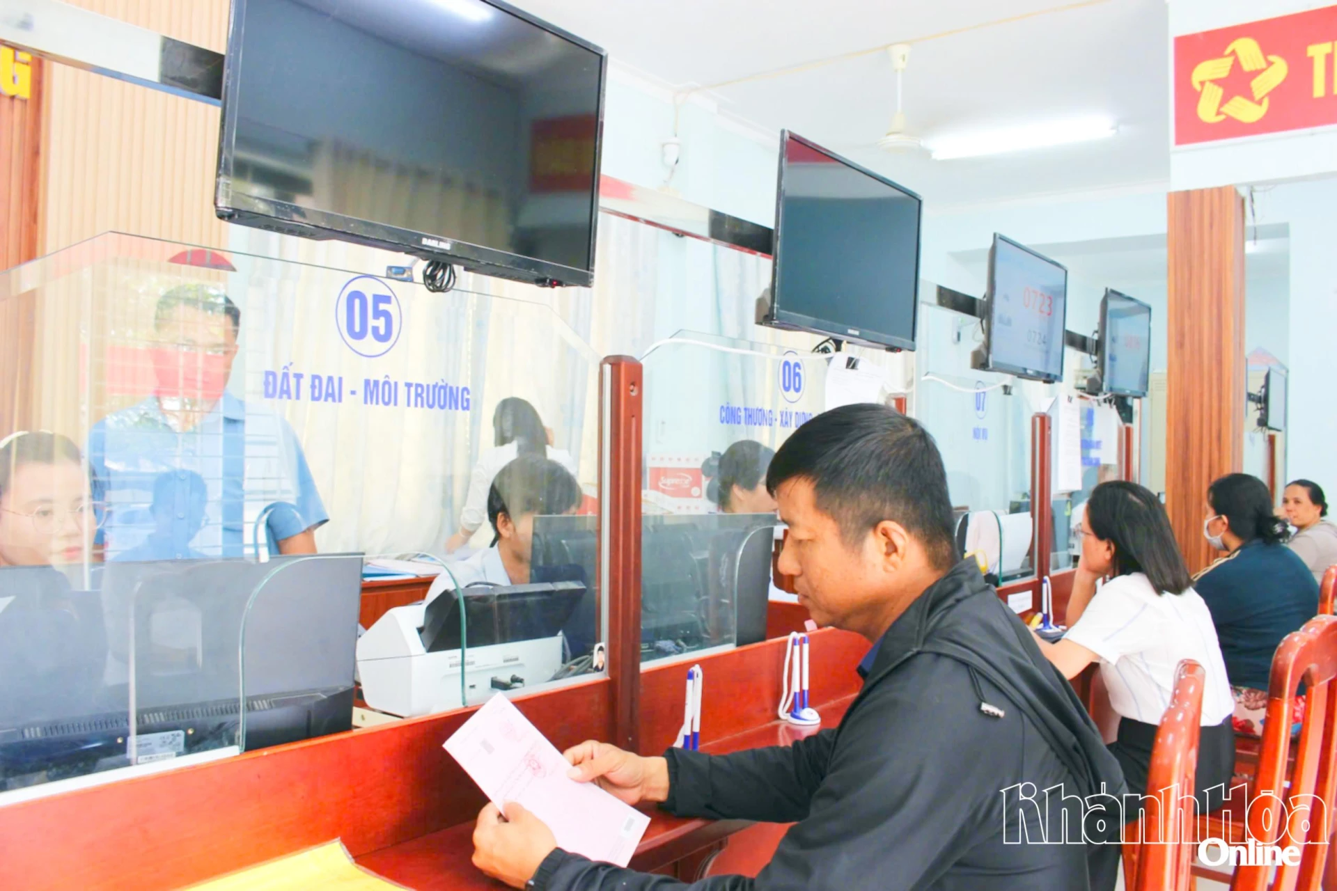 Cán bộ xã Ninh Phước tiếp nhận, giải quyết hồ sơ đất đai cho người dân tại bộ phận một cửa. 