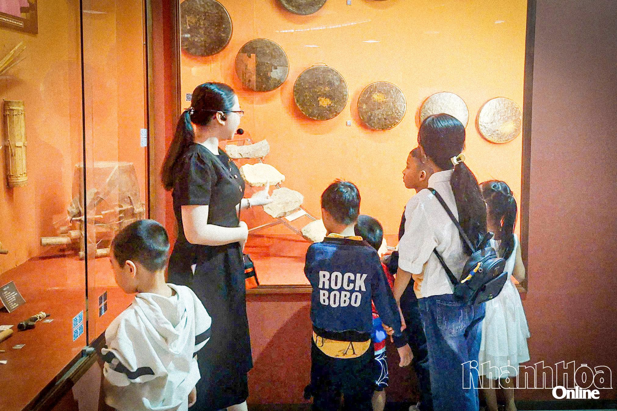 Trẻ khuyết tật thuộc Trung tâm Hỗ trợ phát triển giáo dục hòa nhập tỉnh tham quan Bảo tàng tỉnh (cơ sở 2).