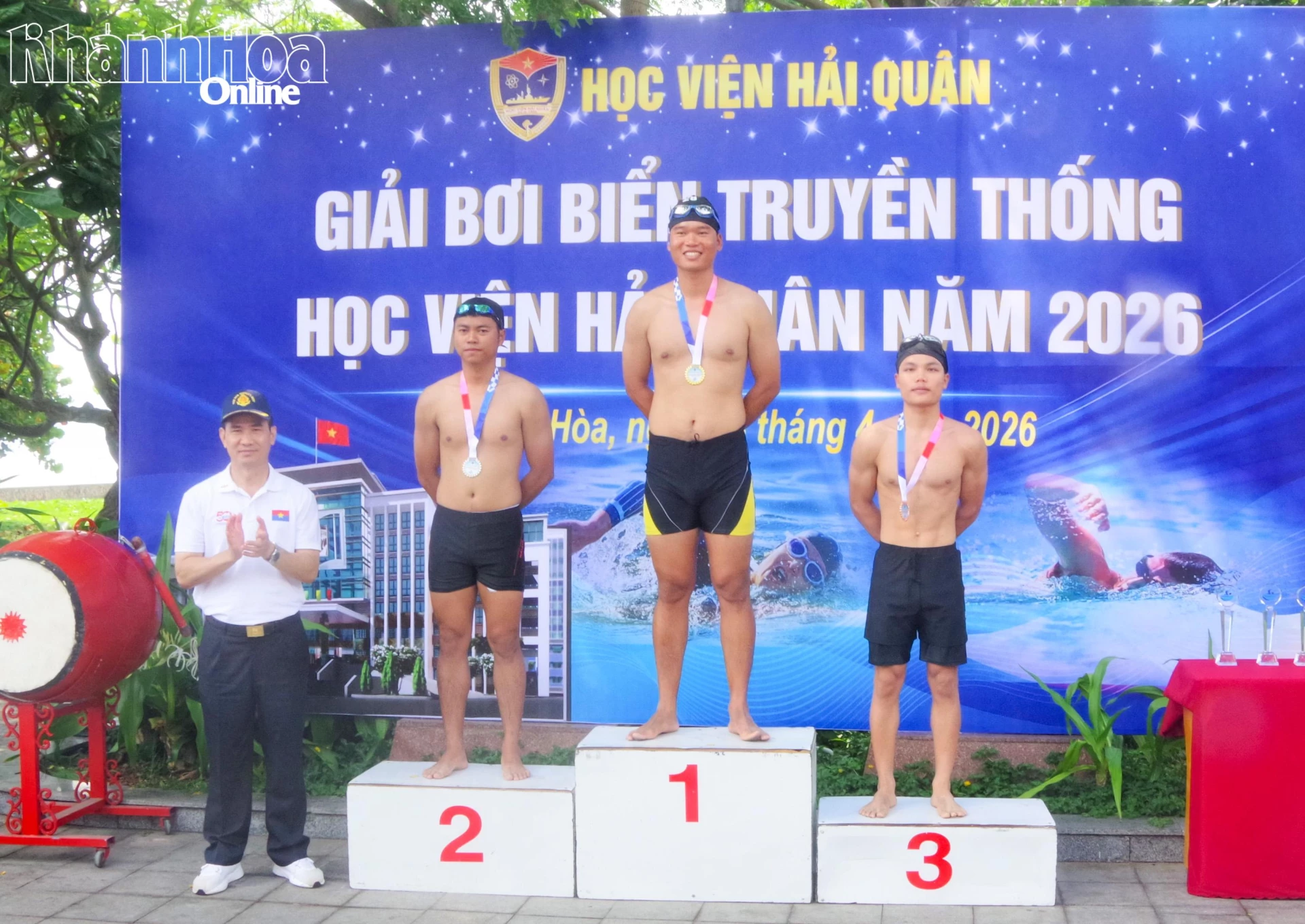 Chuẩn Đô đốc Nguyễn Hữu Thoan trao huy chương cho các vận động viên xuất sắc cự ly 3.000m.