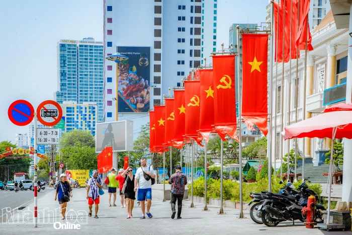 Cờ Tổ quốc, cờ Đảng tung bay khắp phố phường kỷ niệm ngày thống nhất đất nước