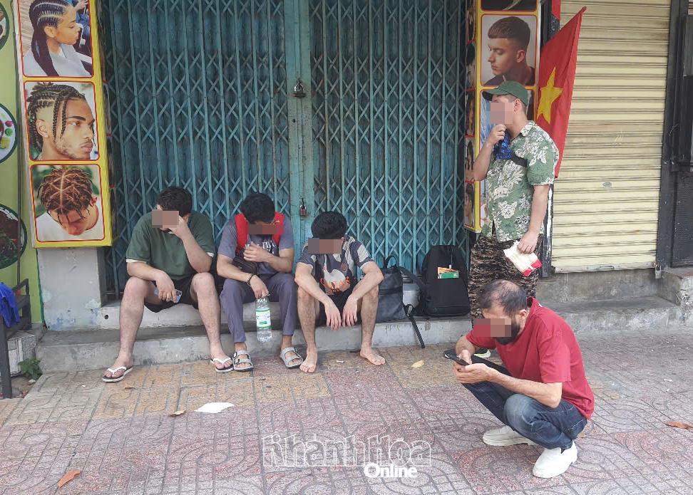 5 người nước ngoài đã chui qua cửa sổ, thoát ra ngoài an toàn.