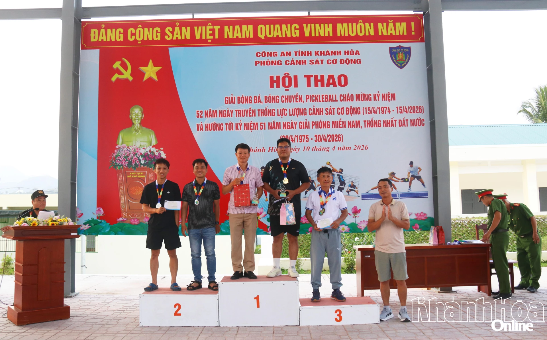 Ban tổ chức trao giải Nhất, Nhì và Ba, môn pickleball, nội dung đôi đôi nam.